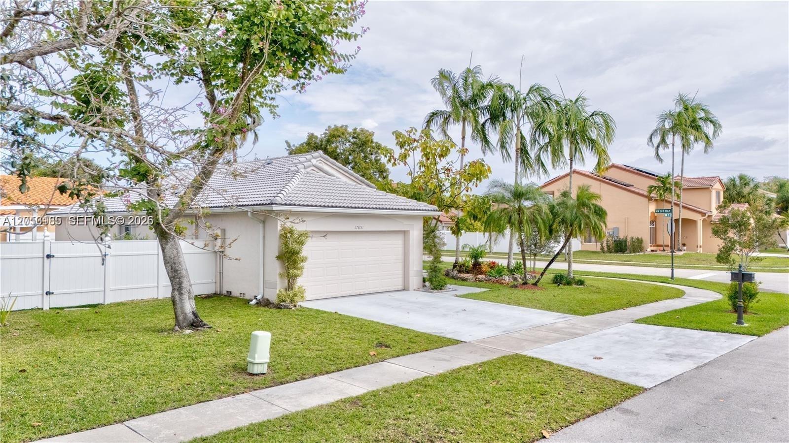 Listing photo 4 for 17851 NW 19th St Unit#17851, Pembroke Pines, FL, 33029