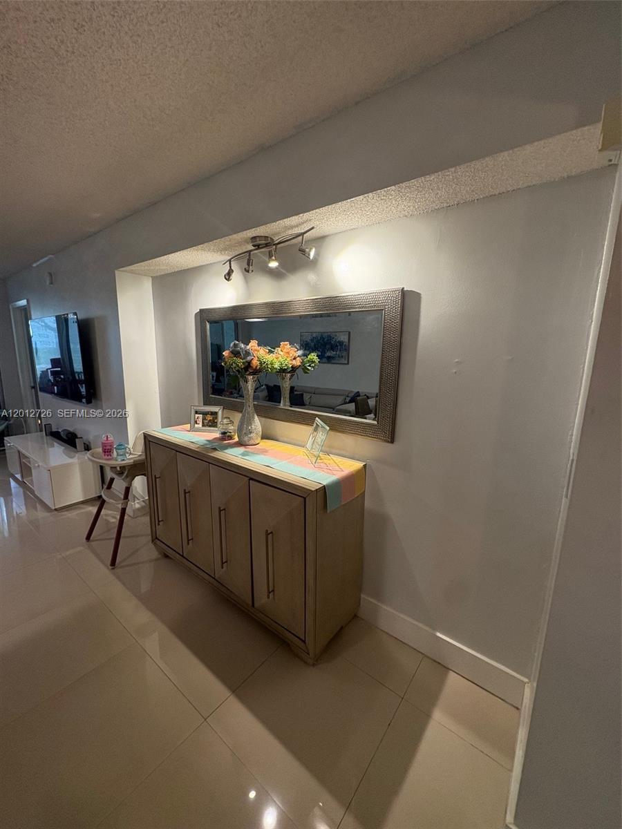 Listing photo 1 for 9531 Seagrape Dr Unit#106, Davie, FL, 33324