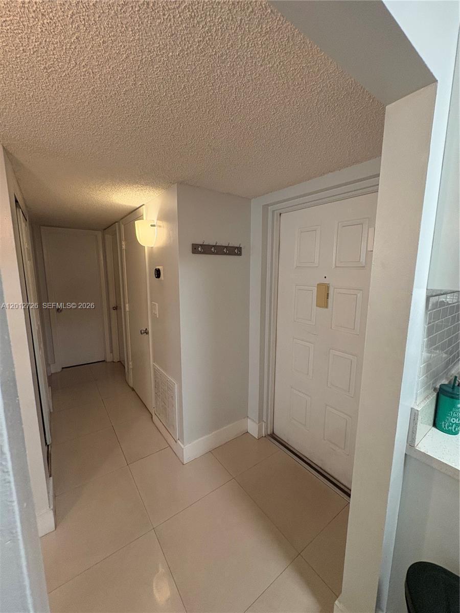 Listing photo 4 for 9531 Seagrape Dr Unit#106, Davie, FL, 33324