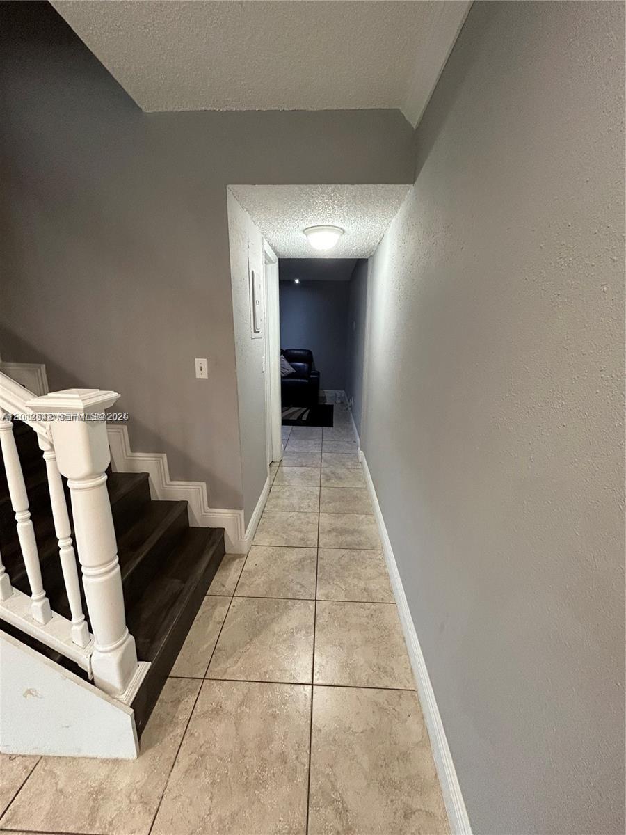 Listing photo 1 for 29 Madrid Ln Unit#8-9, Davie, FL, 33324