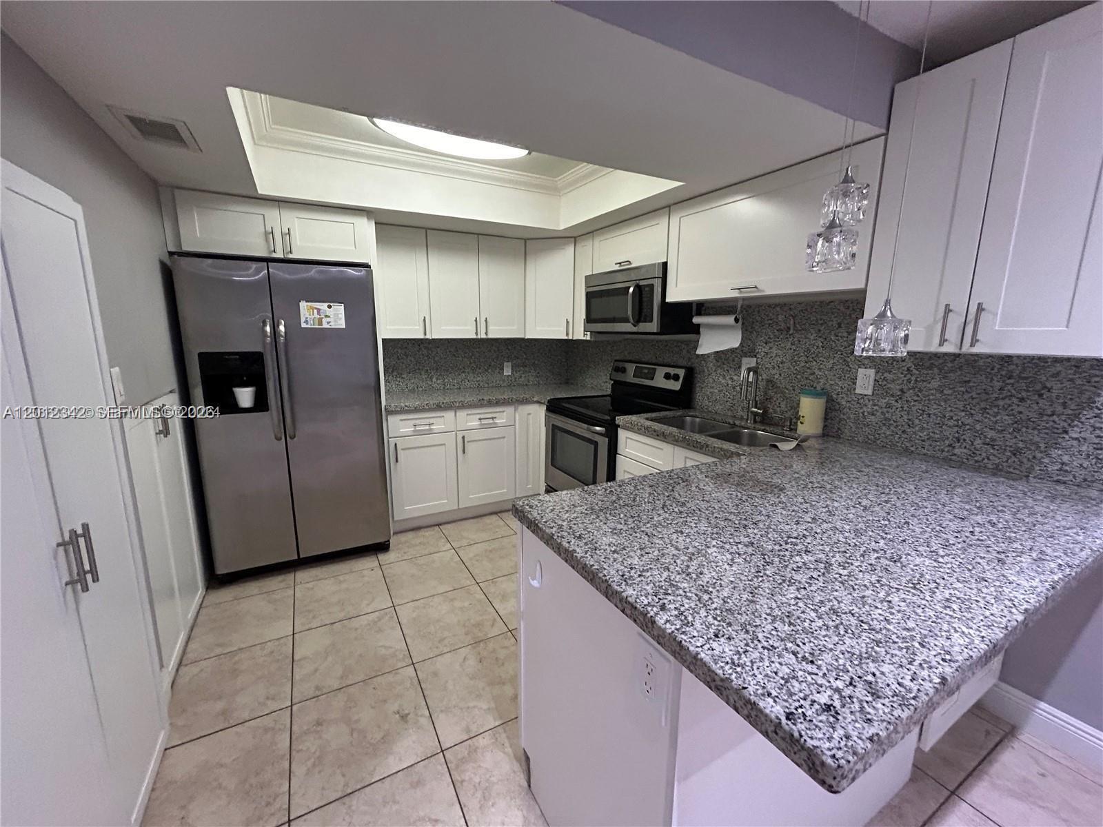 Listing photo 2 for 29 Madrid Ln Unit#8-9, Davie, FL, 33324