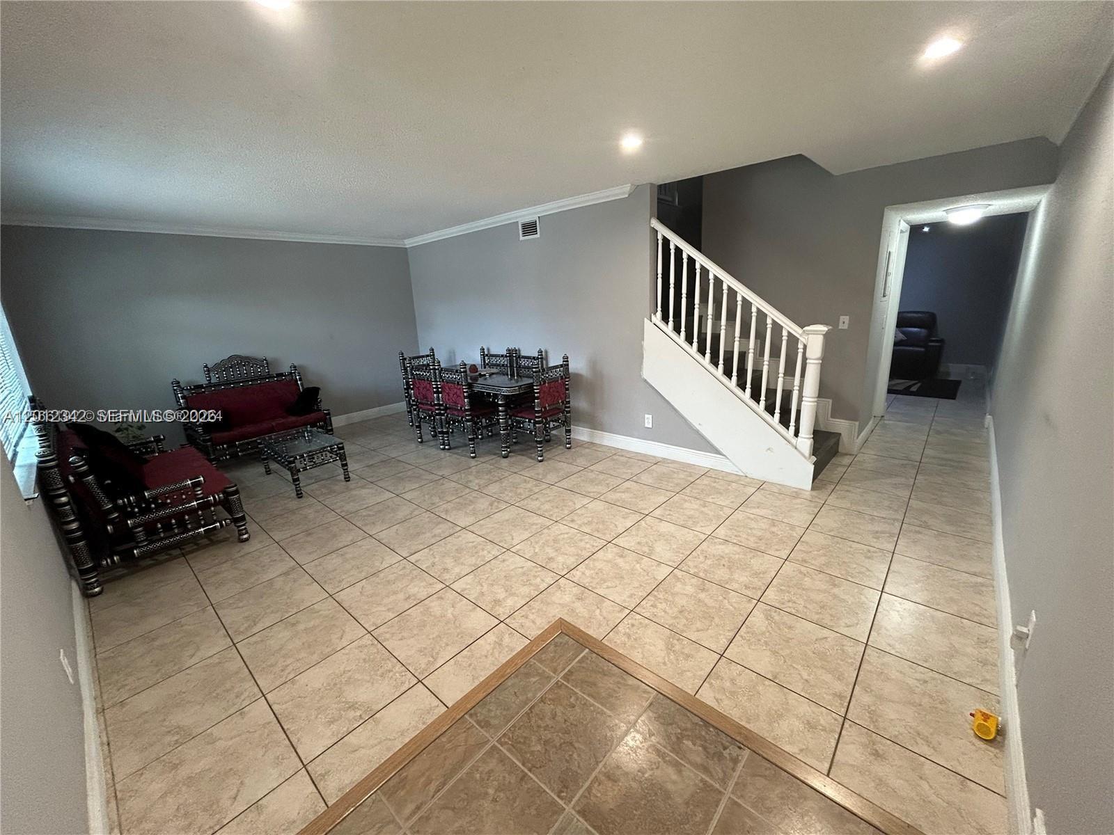 Listing photo 5 for 29 Madrid Ln Unit#8-9, Davie, FL, 33324