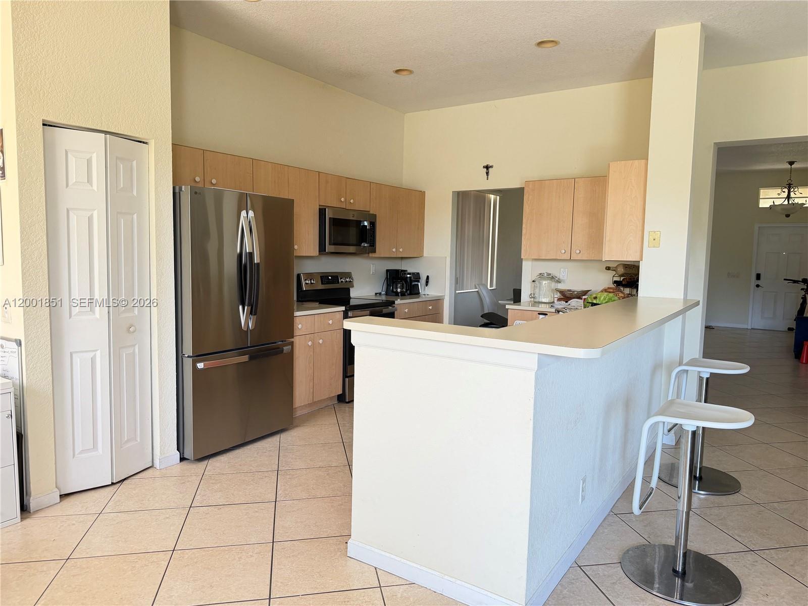 Listing photo 1 for 1006 Sunflower Cir, Weston, FL, 33327