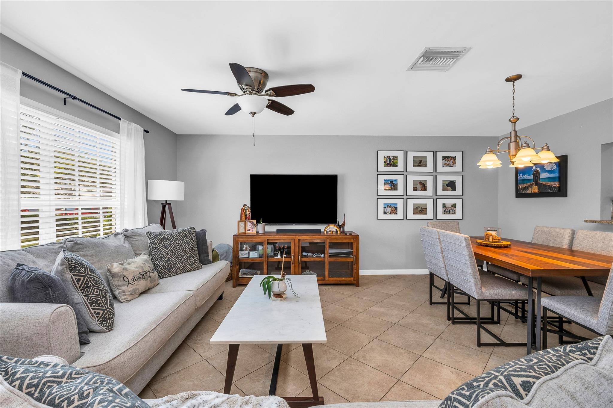 Listing photo 4 for 3860 NW 122nd Terrace Terrace, Sunrise, FL, 33323