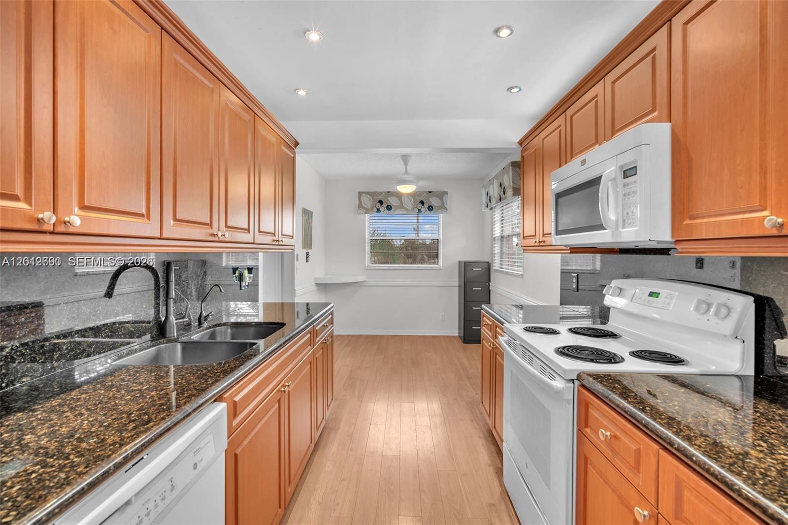 Listing photo 5 for 1000 SW 125th Ave Unit#301N, Pembroke Pines, FL, 33027