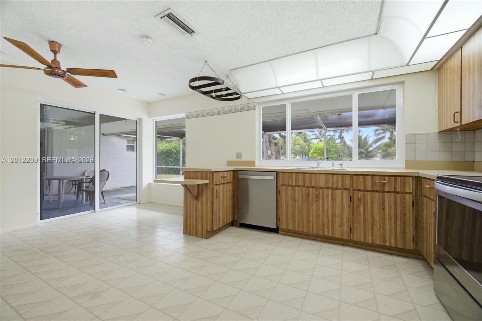 Listing photo 1 for 920 NW 92nd Ave, Pembroke Pines, FL, 33024