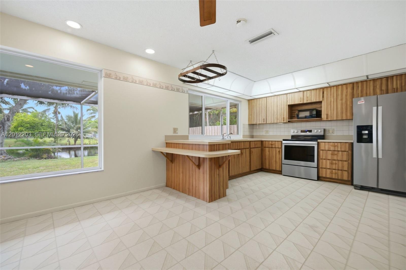 Listing photo 2 for 920 NW 92nd Ave, Pembroke Pines, FL, 33024