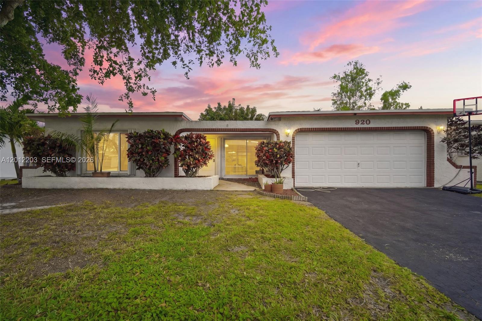 Listing photo 3 for 920 NW 92nd Ave, Pembroke Pines, FL, 33024