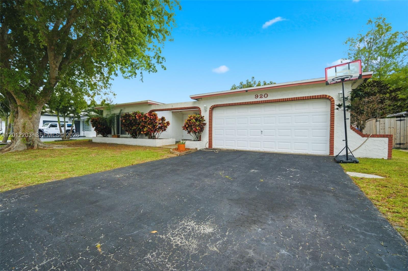 Listing photo 4 for 920 NW 92nd Ave, Pembroke Pines, FL, 33024