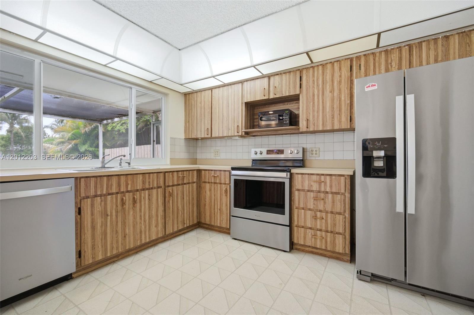 Listing photo 5 for 920 NW 92nd Ave, Pembroke Pines, FL, 33024