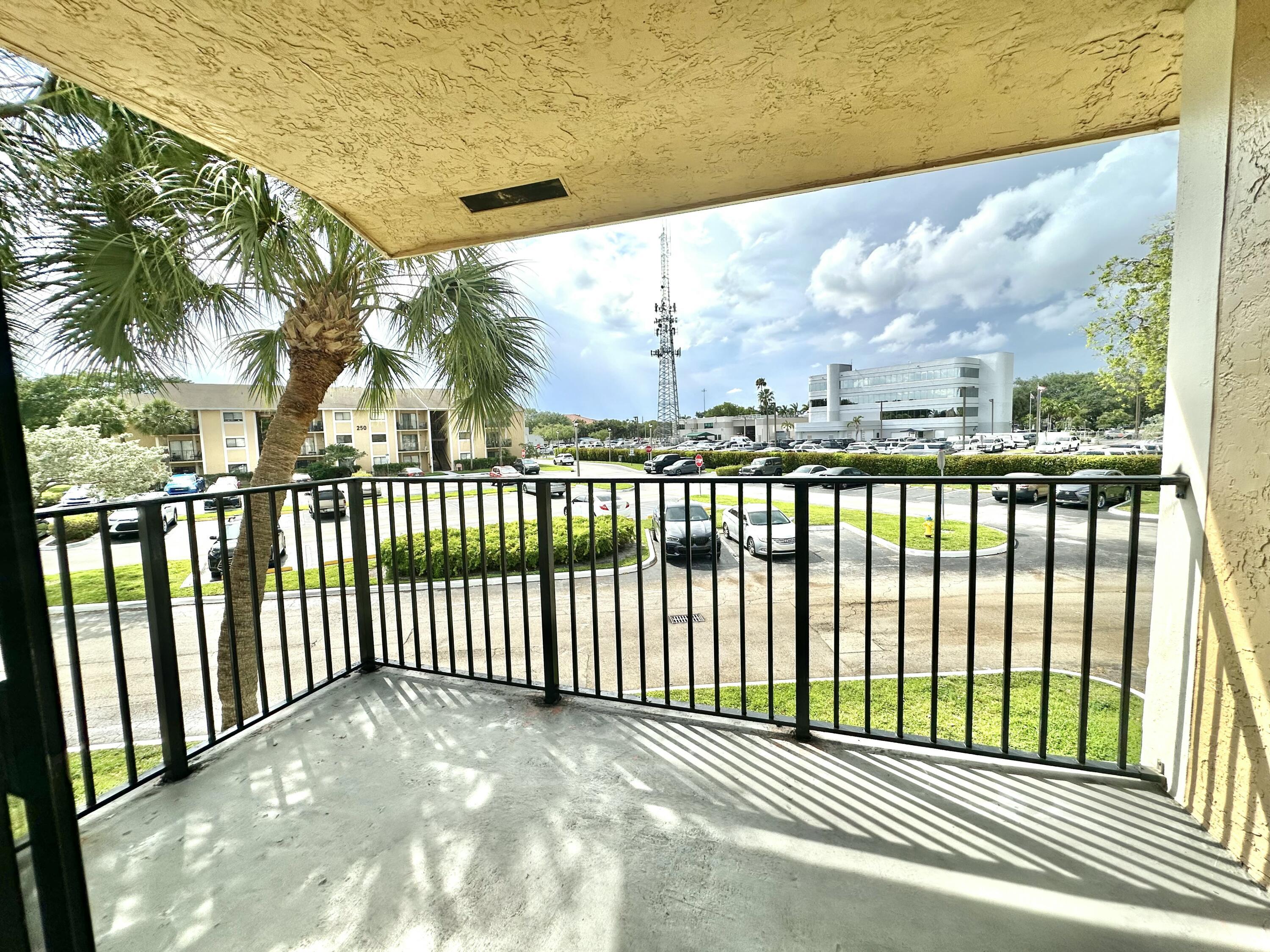 Listing photo 2 for 251 W Palm Cir Unit#206, Pembroke Pines, FL, 33025