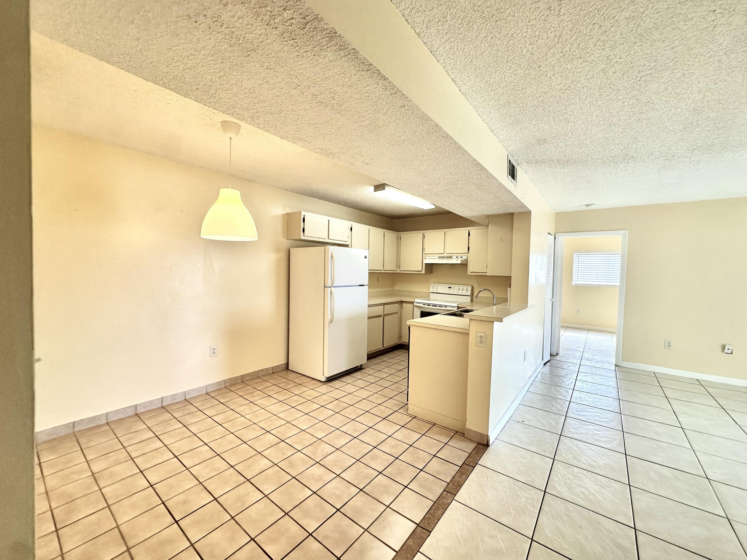 Listing photo 3 for 251 W Palm Cir Unit#206, Pembroke Pines, FL, 33025