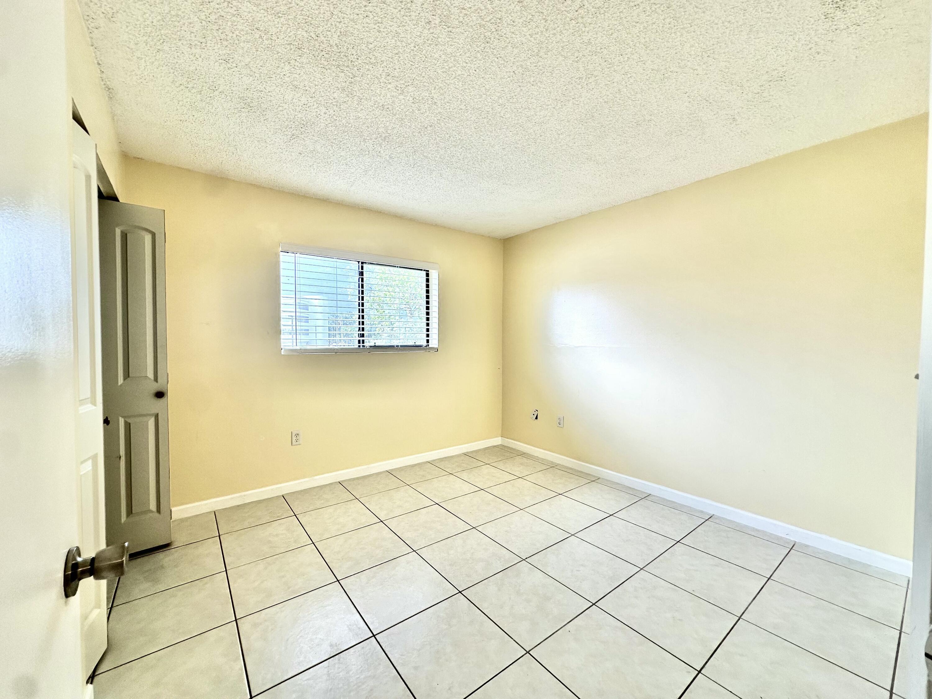 Listing photo 4 for 251 W Palm Cir Unit#206, Pembroke Pines, FL, 33025