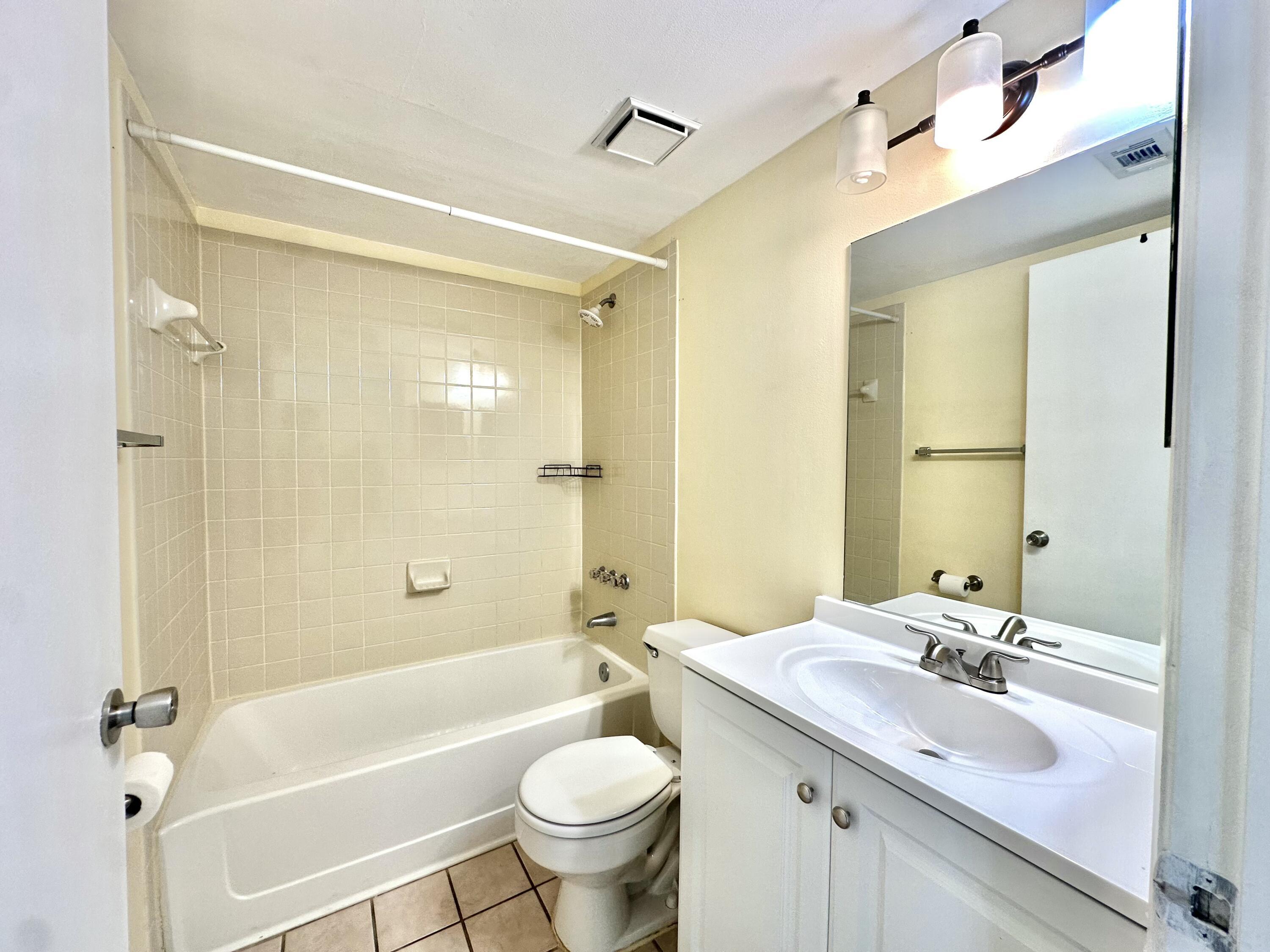 Listing photo 5 for 251 W Palm Cir Unit#206, Pembroke Pines, FL, 33025