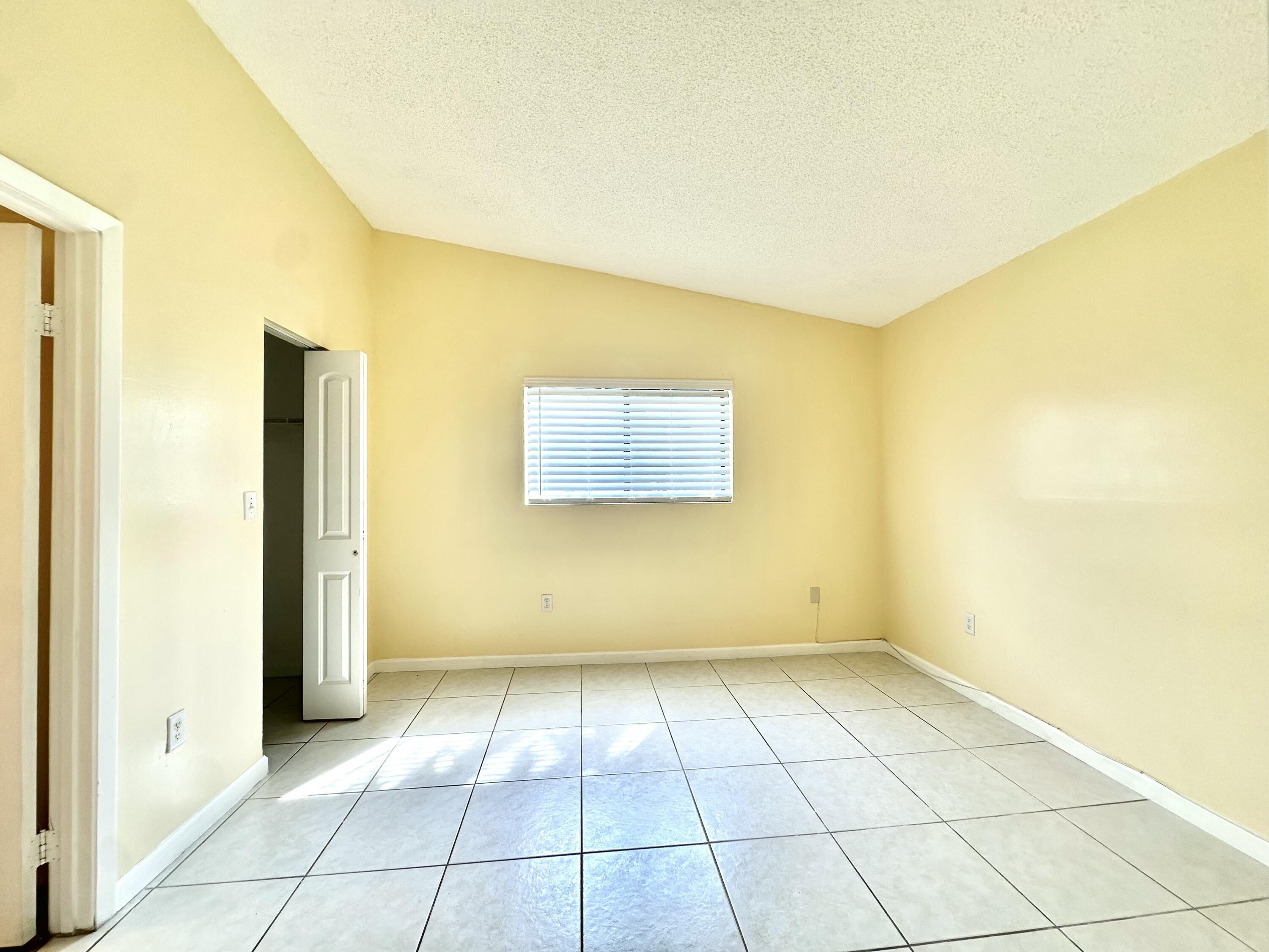Listing photo 6 for 251 W Palm Cir Unit#206, Pembroke Pines, FL, 33025