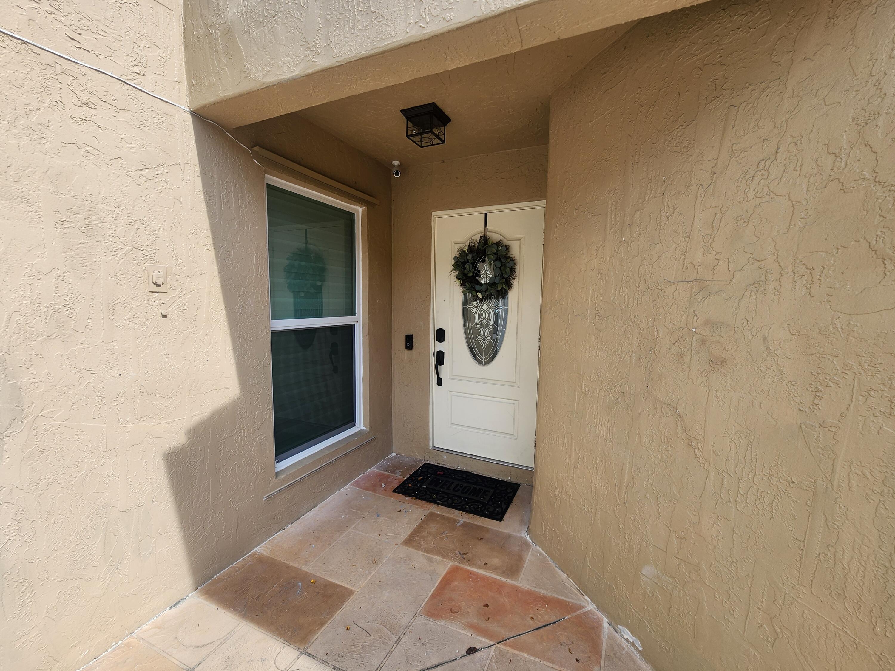 Listing photo 1 for 250 E Riverbend Drive Drive, Sunrise, FL, 33326
