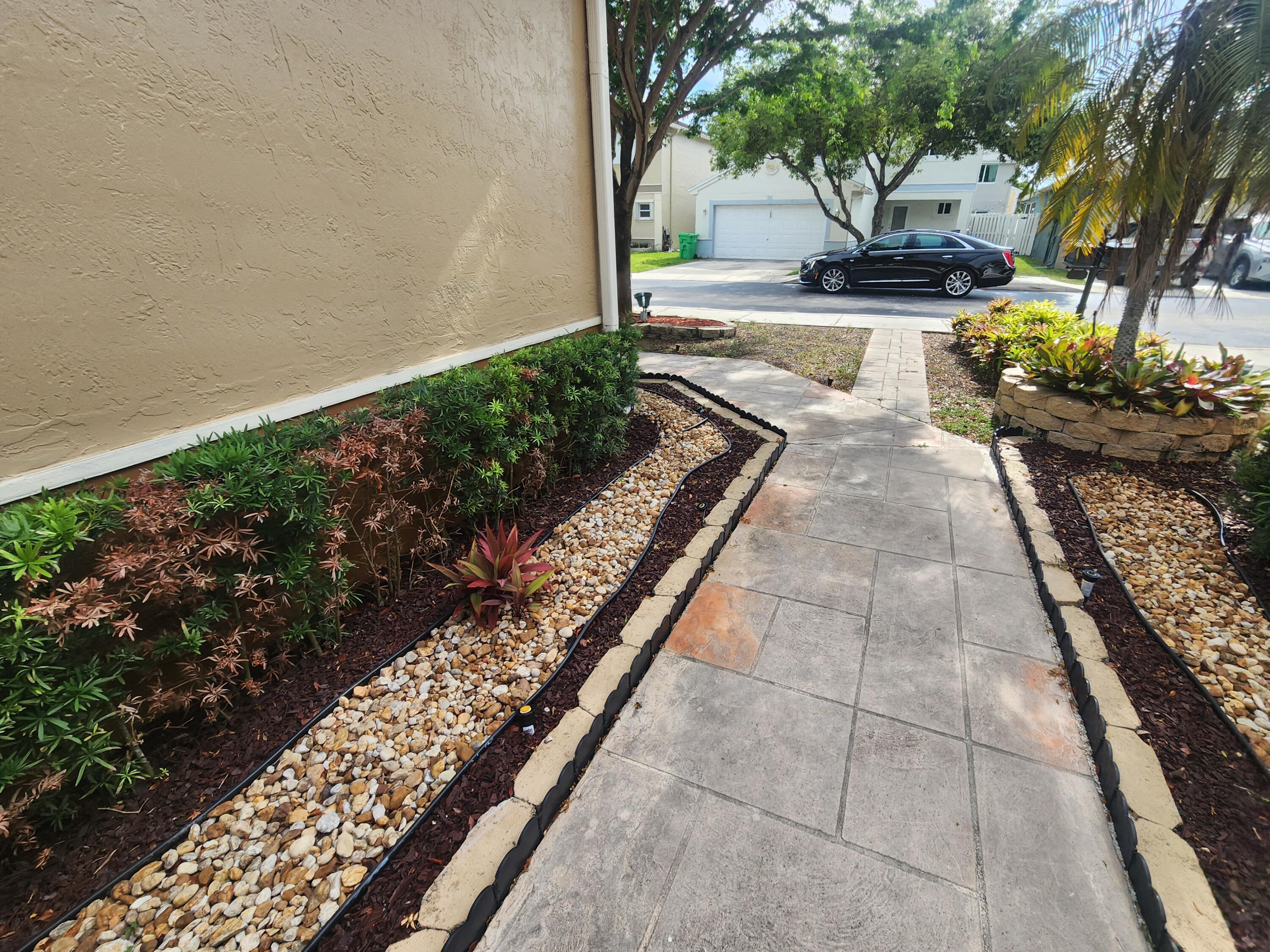 Listing photo 2 for 250 E Riverbend Drive Drive, Sunrise, FL, 33326