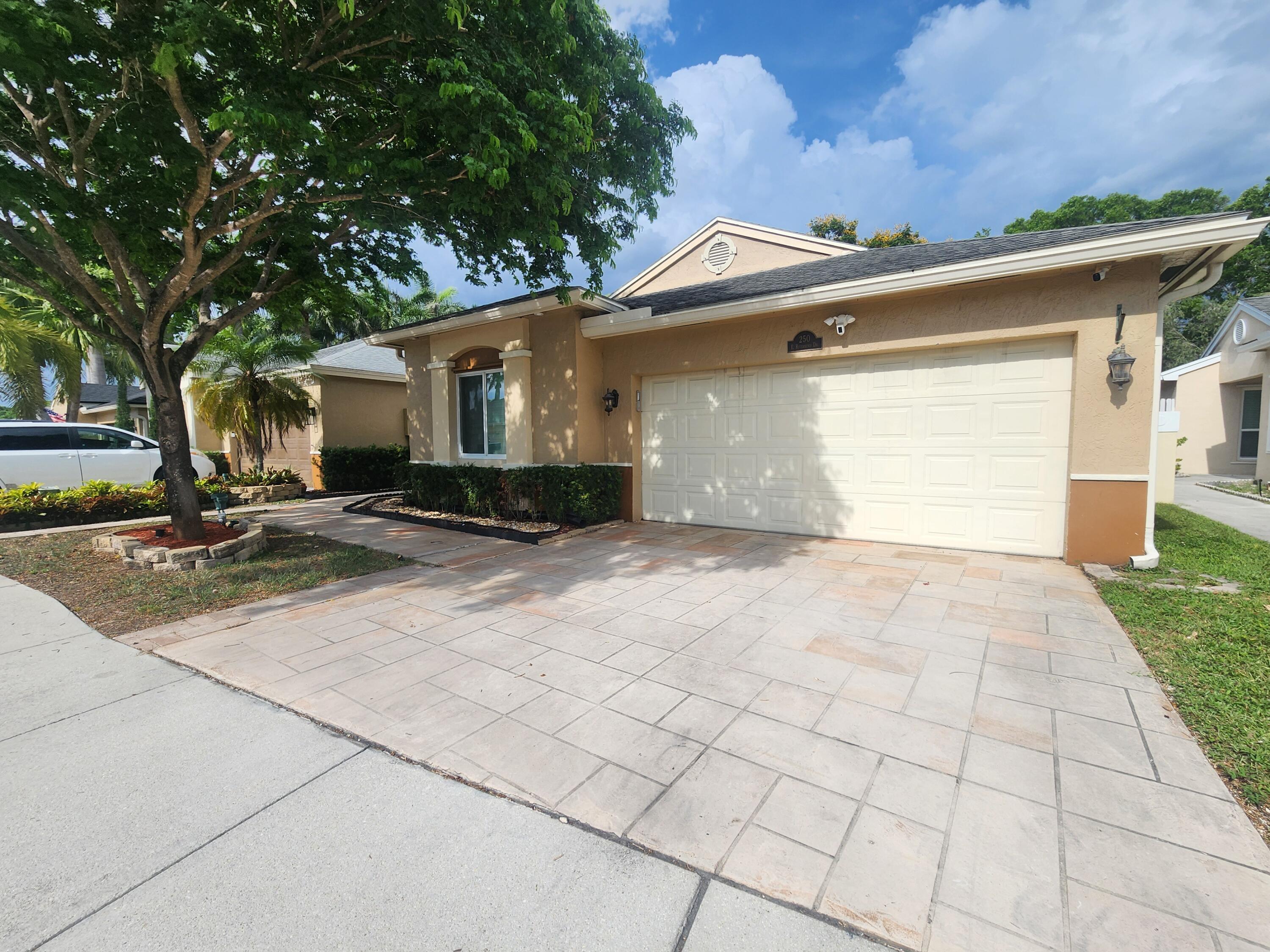 Listing photo 3 for 250 E Riverbend Drive Drive, Sunrise, FL, 33326
