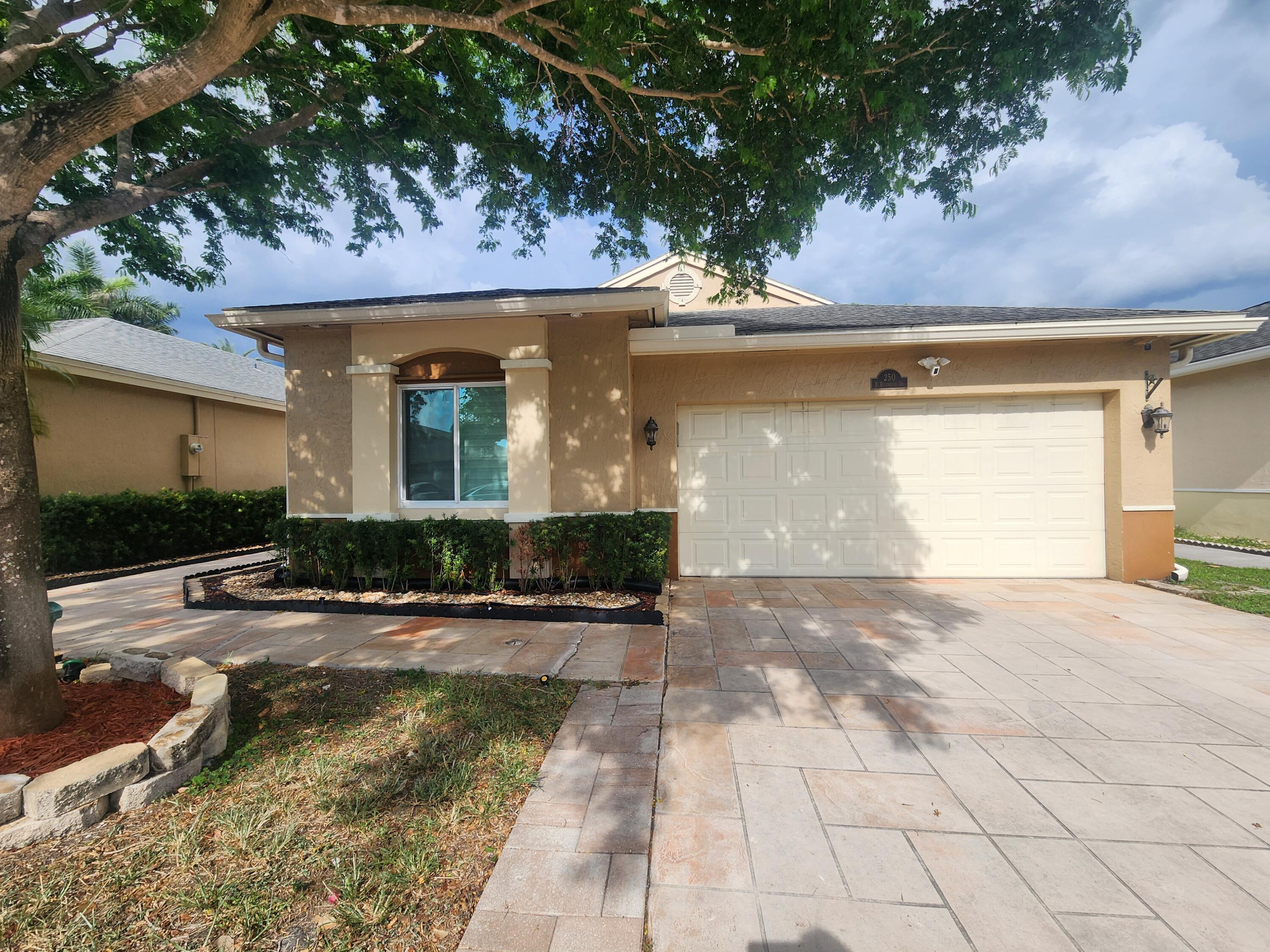 Listing photo 4 for 250 E Riverbend Drive Drive, Sunrise, FL, 33326
