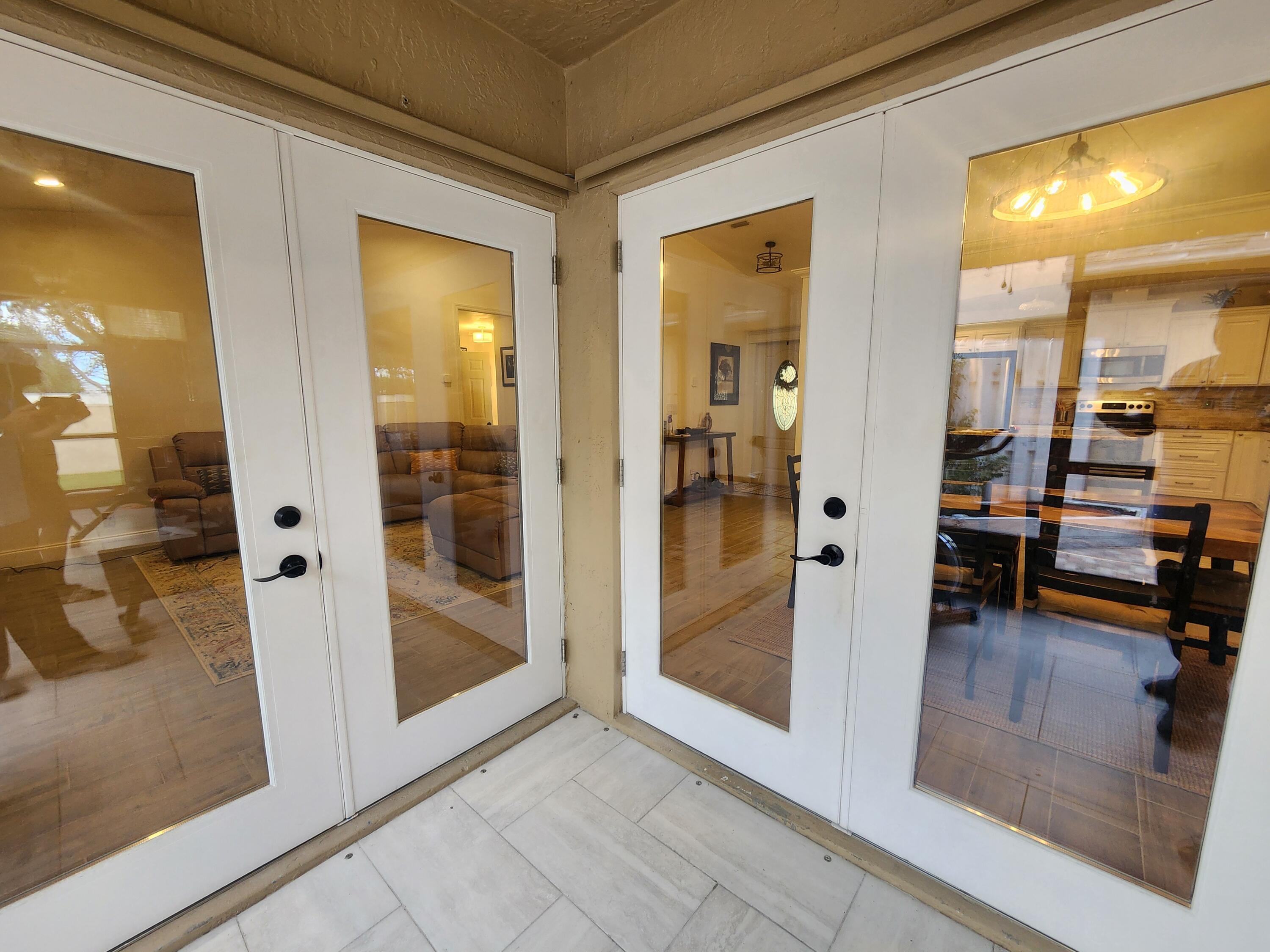 Listing photo 5 for 250 E Riverbend Drive Drive, Sunrise, FL, 33326
