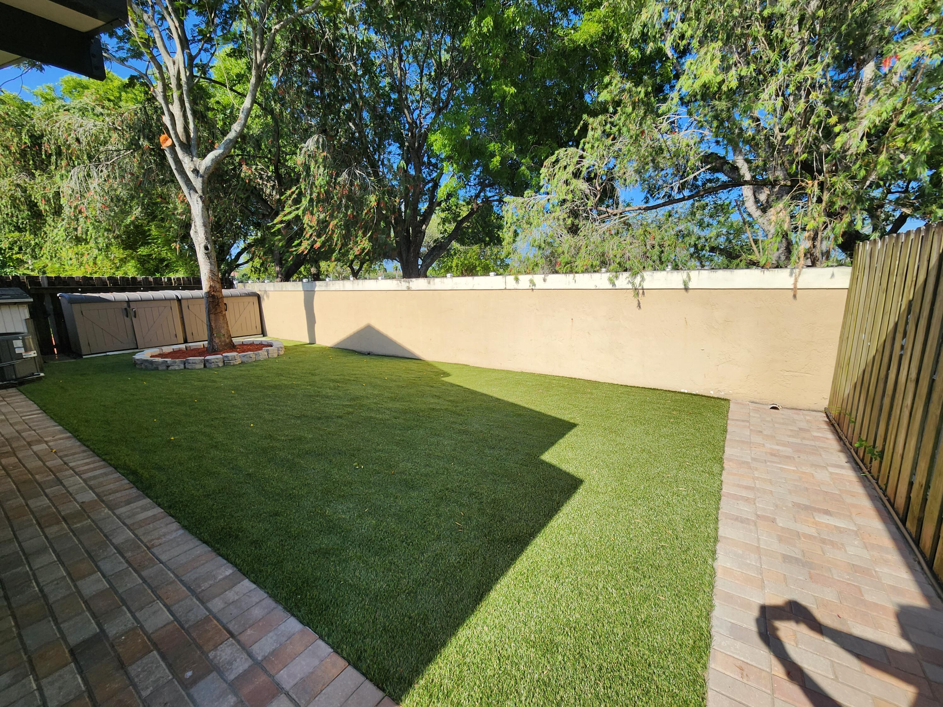 Listing photo 6 for 250 E Riverbend Drive Drive, Sunrise, FL, 33326