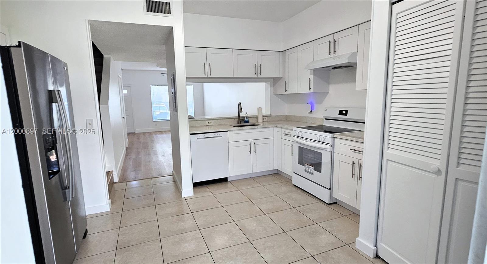Listing photo 1 for 46 Simonton Cir, Weston, FL, 33326