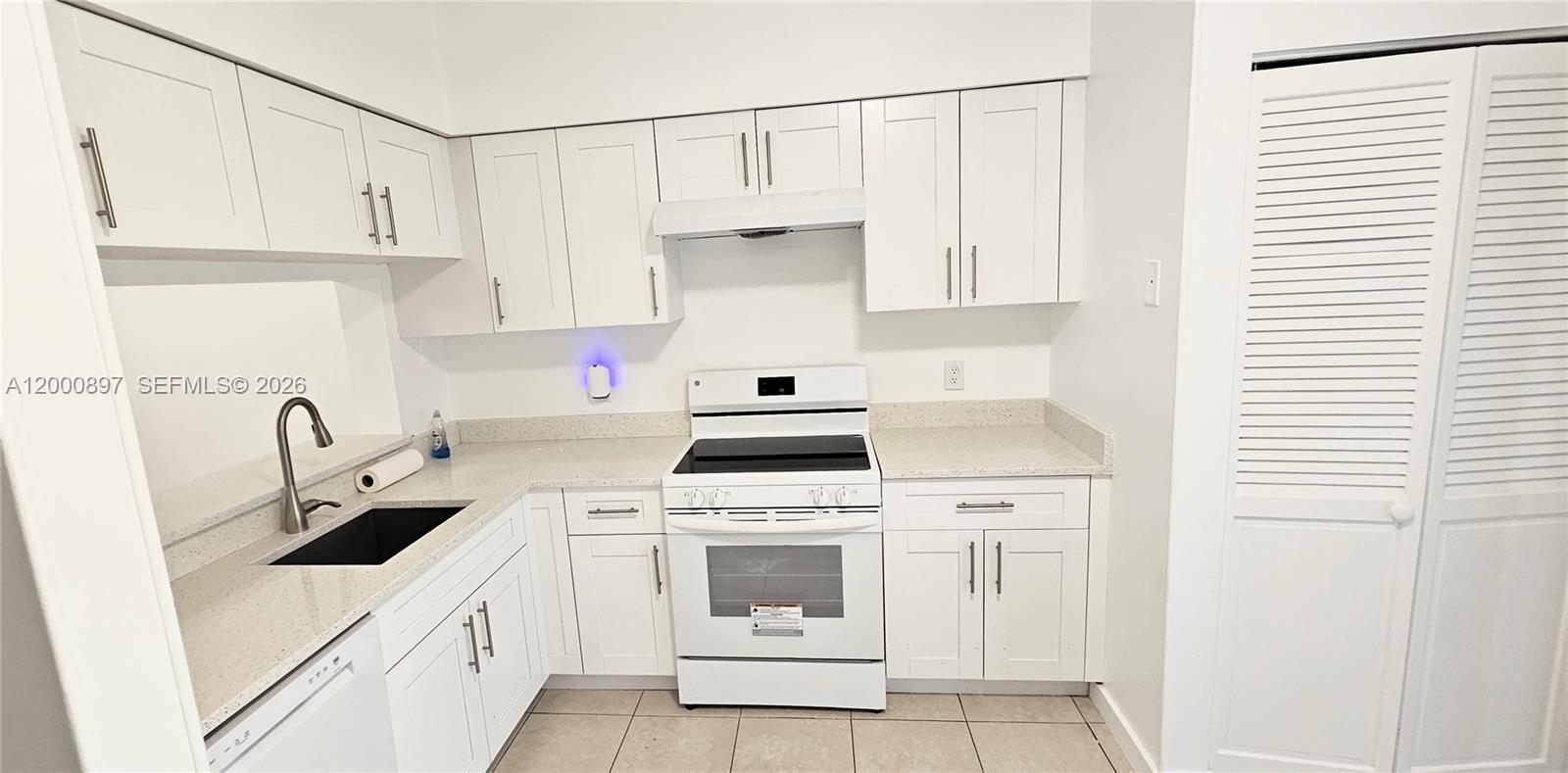 Listing photo 2 for 46 Simonton Cir, Weston, FL, 33326