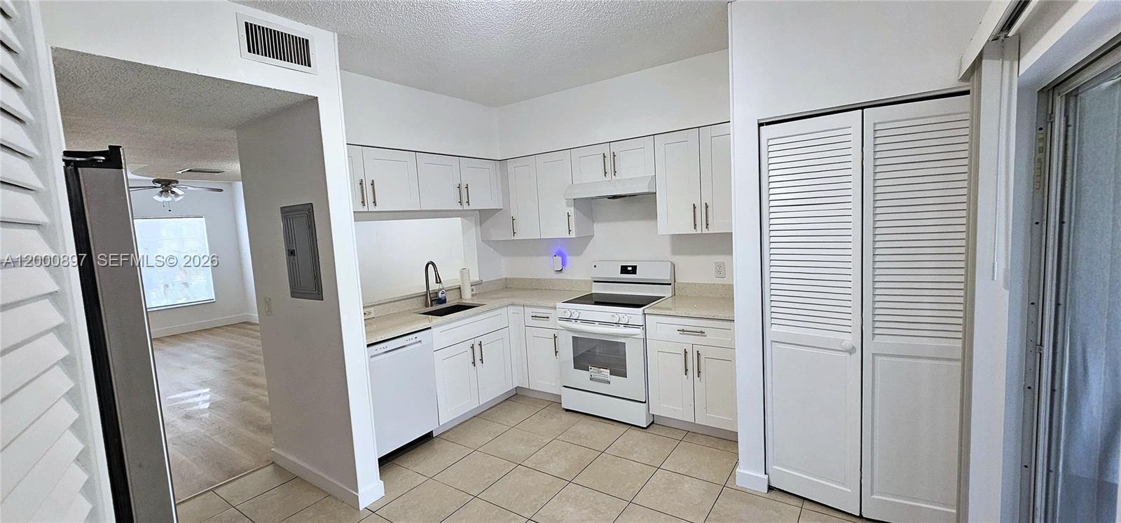 Listing photo 5 for 46 Simonton Cir, Weston, FL, 33326