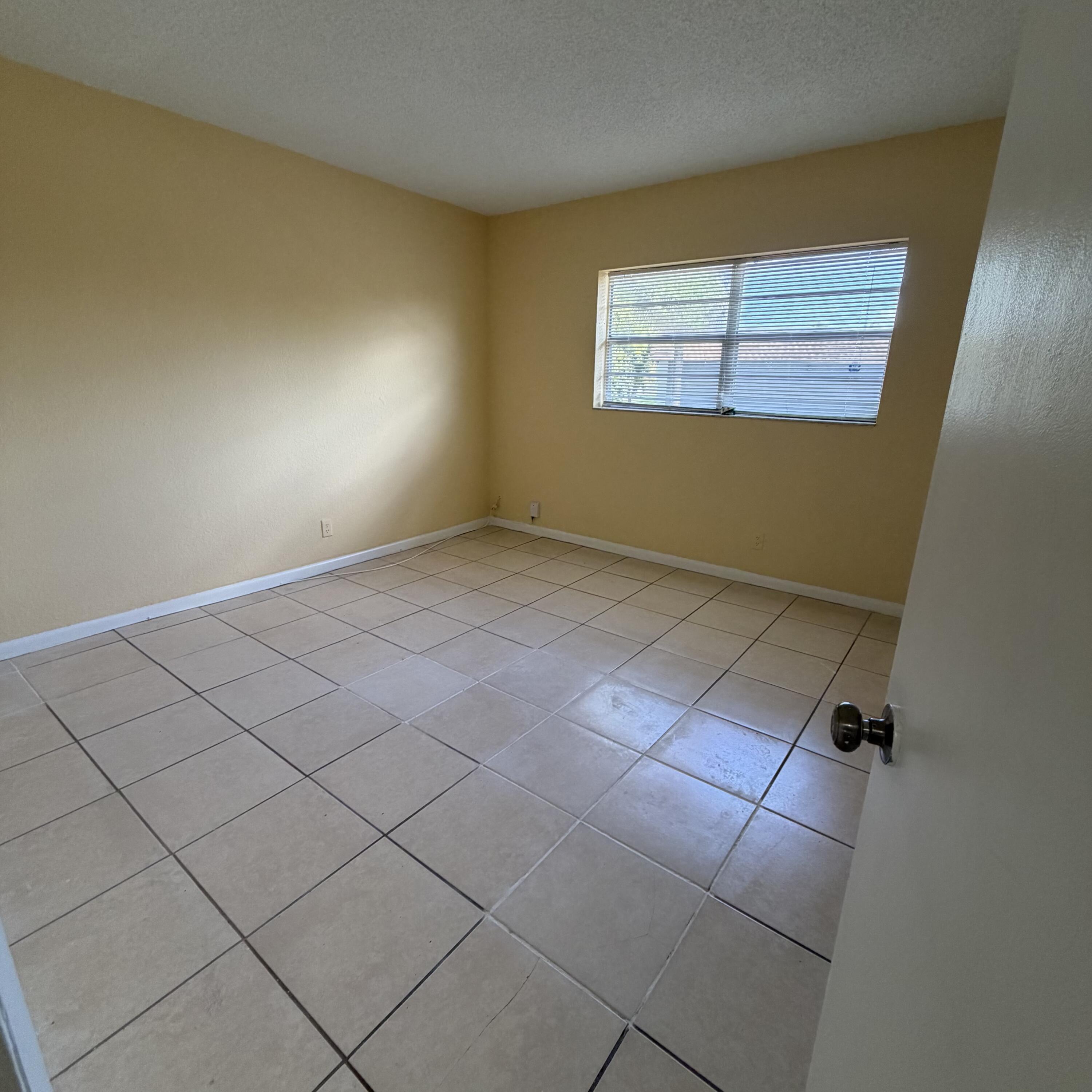Listing photo 1 for 4700 NW 9th Court Court Unit#4700, Plantation, FL, 33317