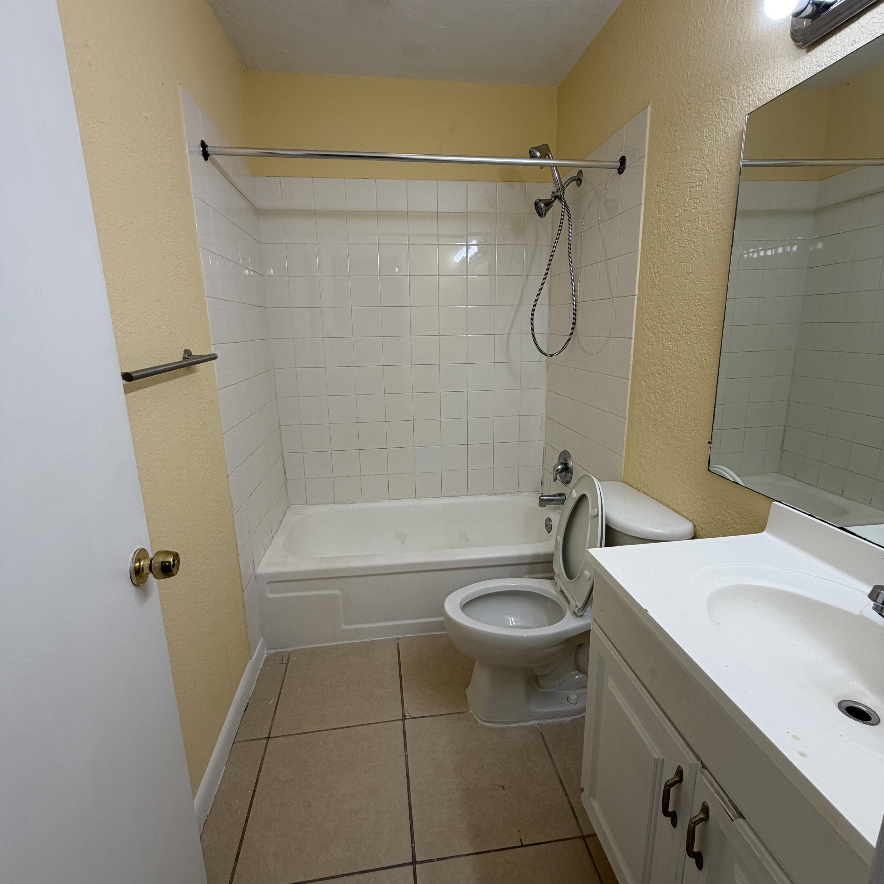 Listing photo 2 for 4700 NW 9th Court Court Unit#4700, Plantation, FL, 33317