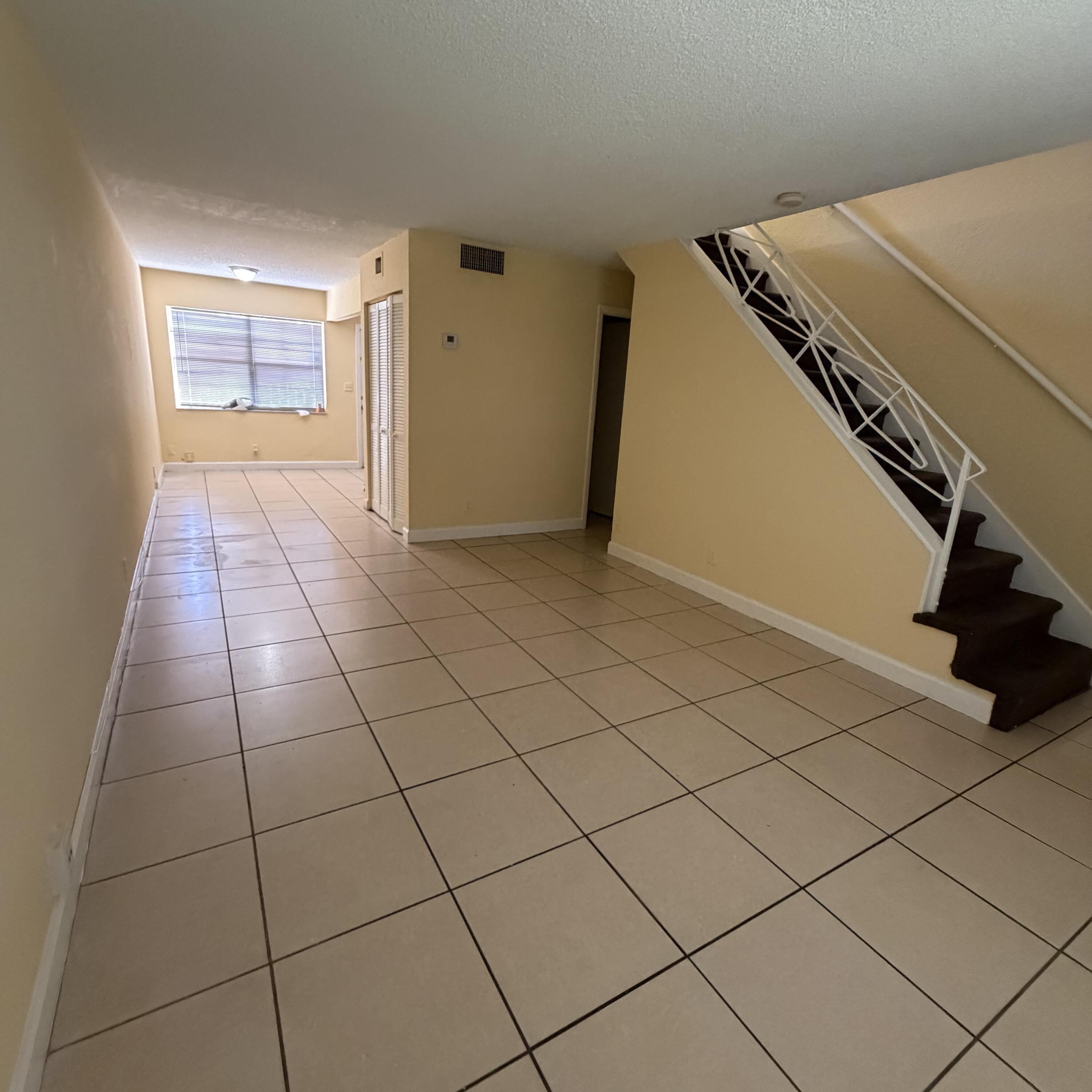 Listing photo 6 for 4700 NW 9th Court Court Unit#4700, Plantation, FL, 33317