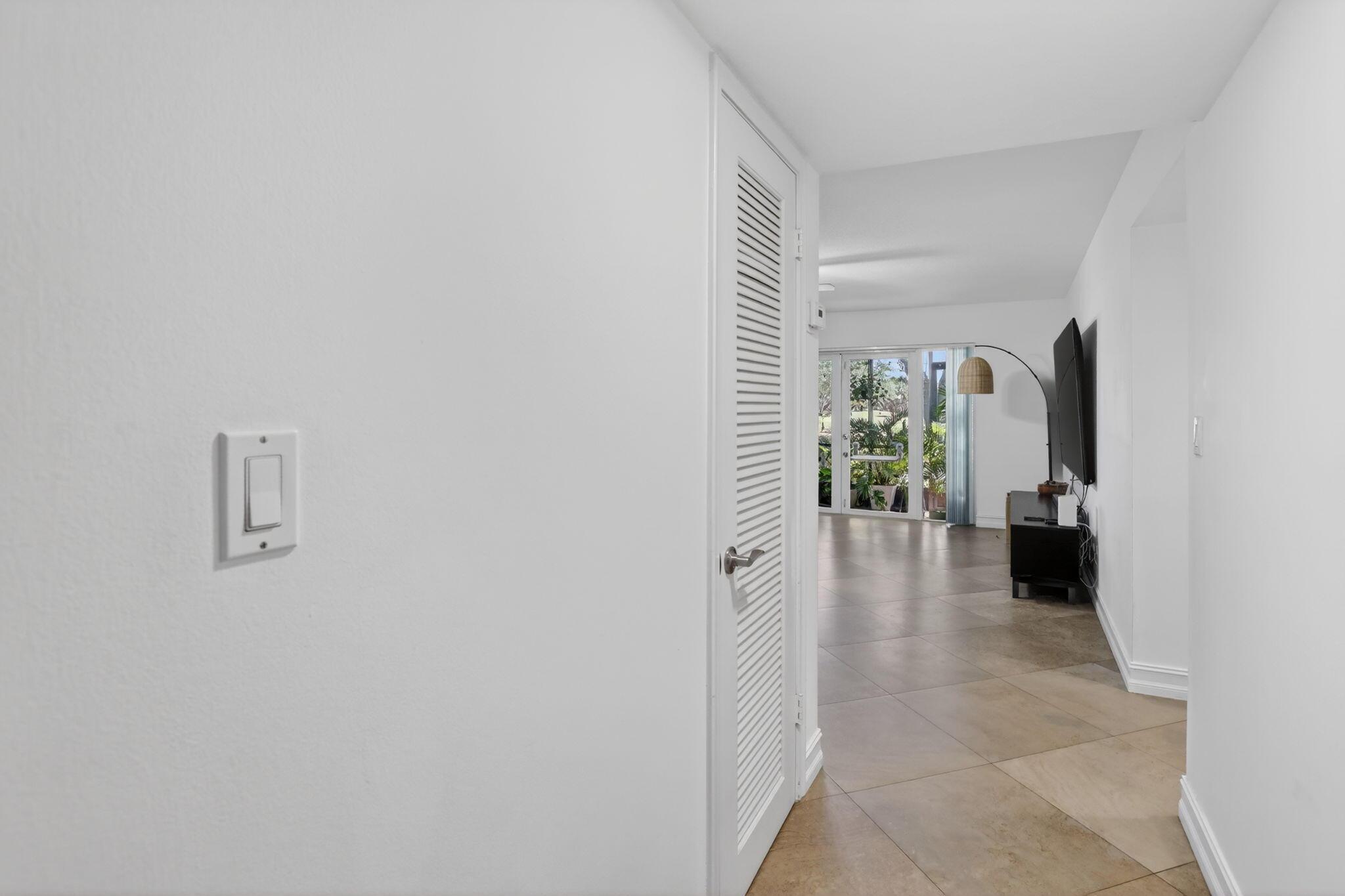 Listing photo 6 for 9101 Jacaranda Lane Lane Unit#107, Plantation, FL, 33324