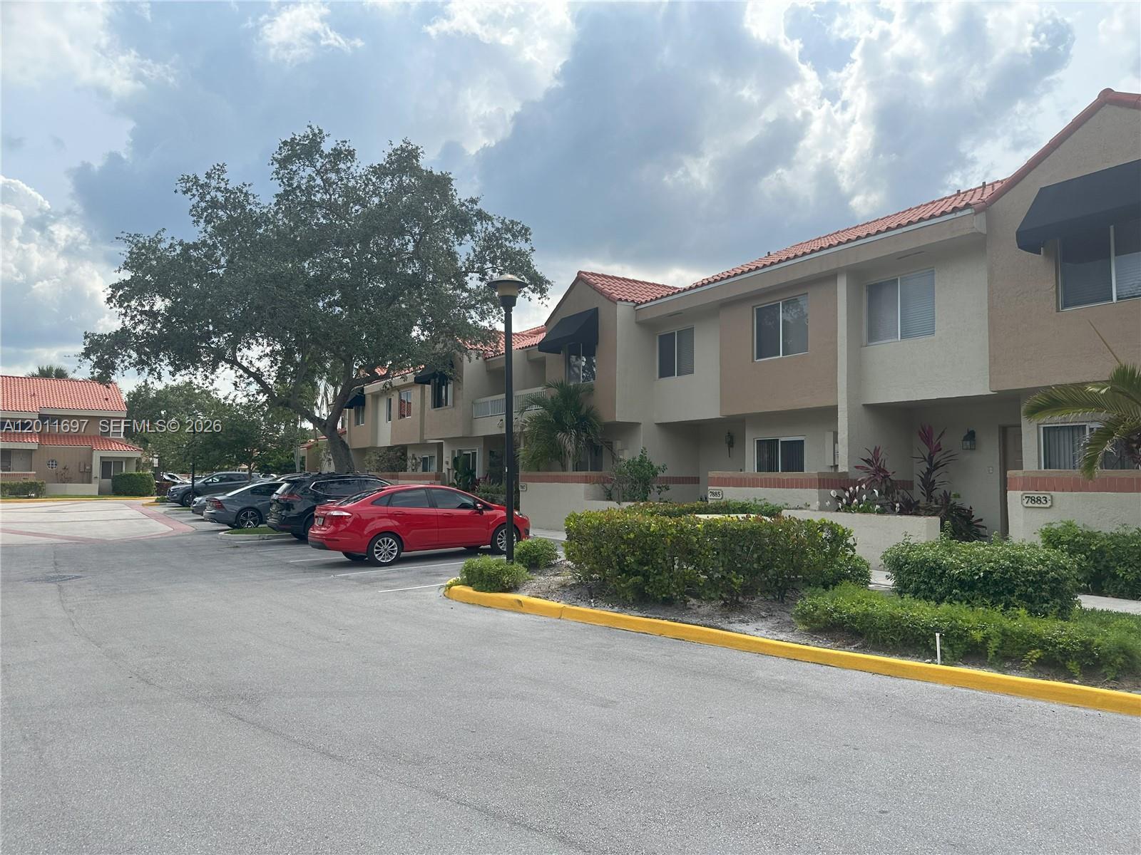 Listing photo 1 for 7885 NW 7th Ct Unit#406, Plantation, FL, 33324