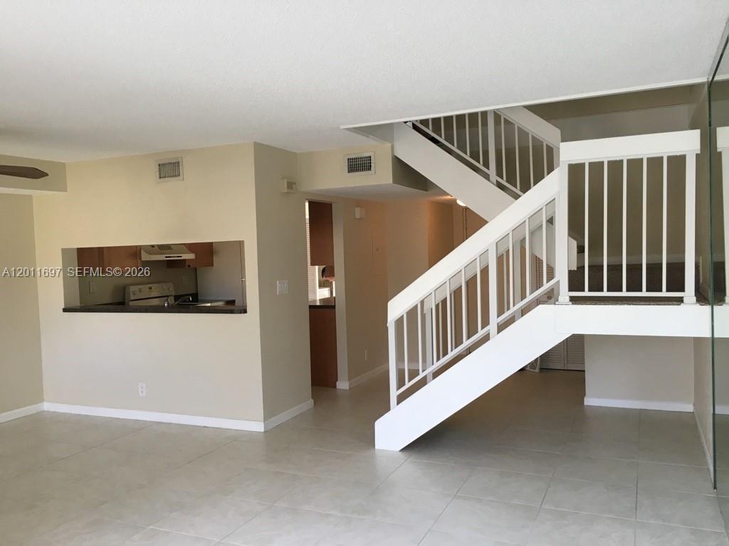 Listing photo 2 for 7885 NW 7th Ct Unit#406, Plantation, FL, 33324