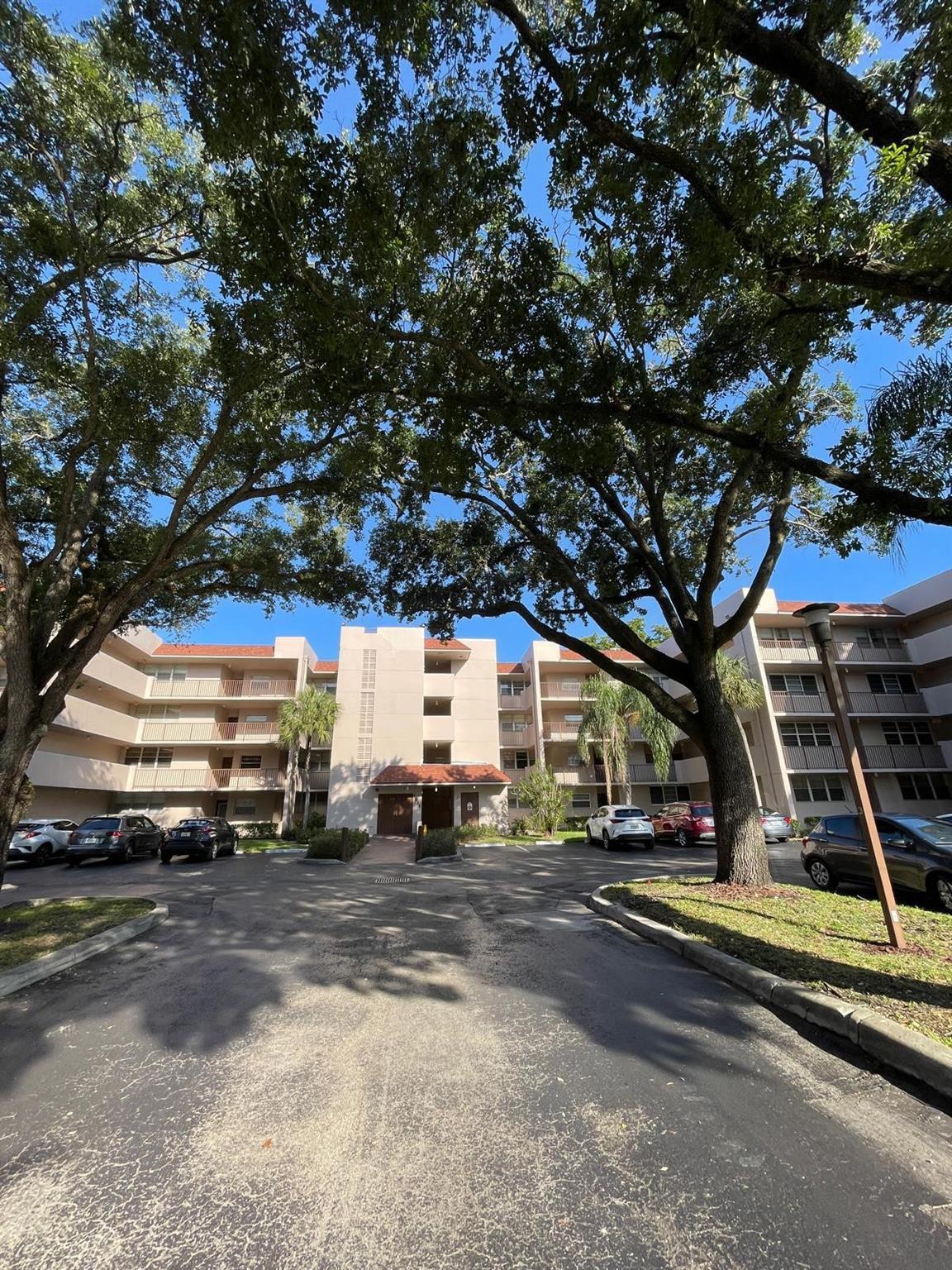 Listing photo 3 for 1811 Sabal Palm Drive Drive Unit#303, Davie, FL, 33324