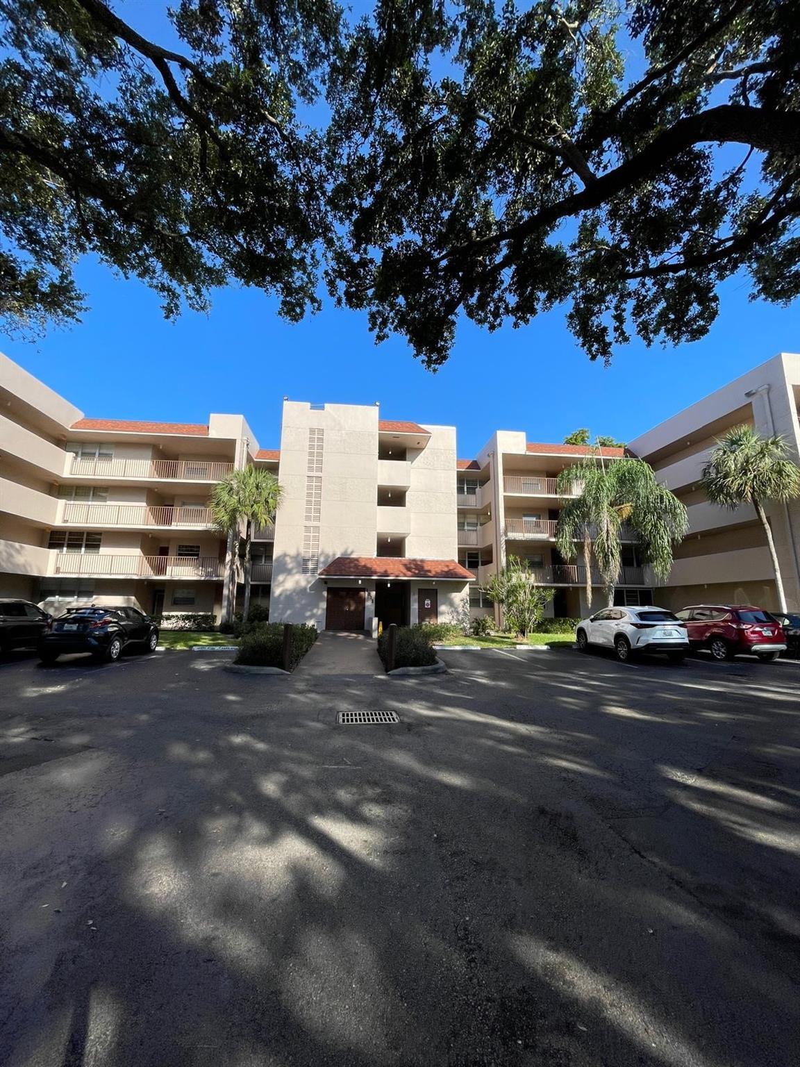 Listing photo 4 for 1811 Sabal Palm Drive Drive Unit#303, Davie, FL, 33324