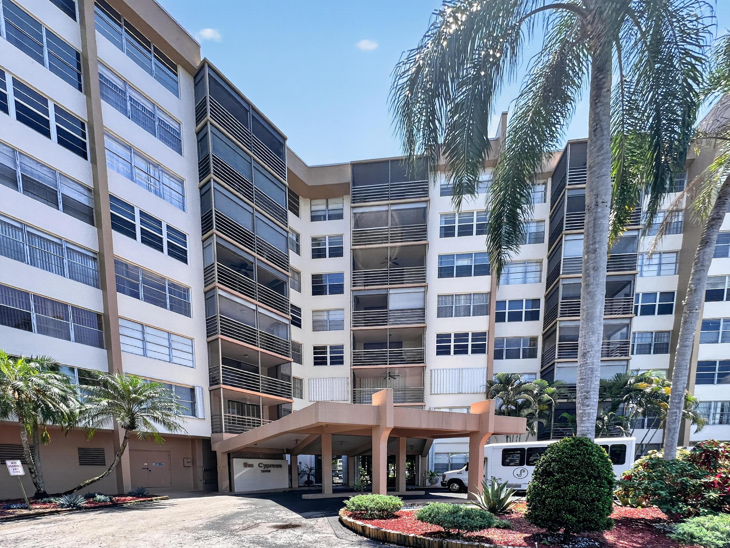 Listing photo 2 for 1200 Saint Charles Place Place Unit#619, Pembroke Pines, FL, 33026