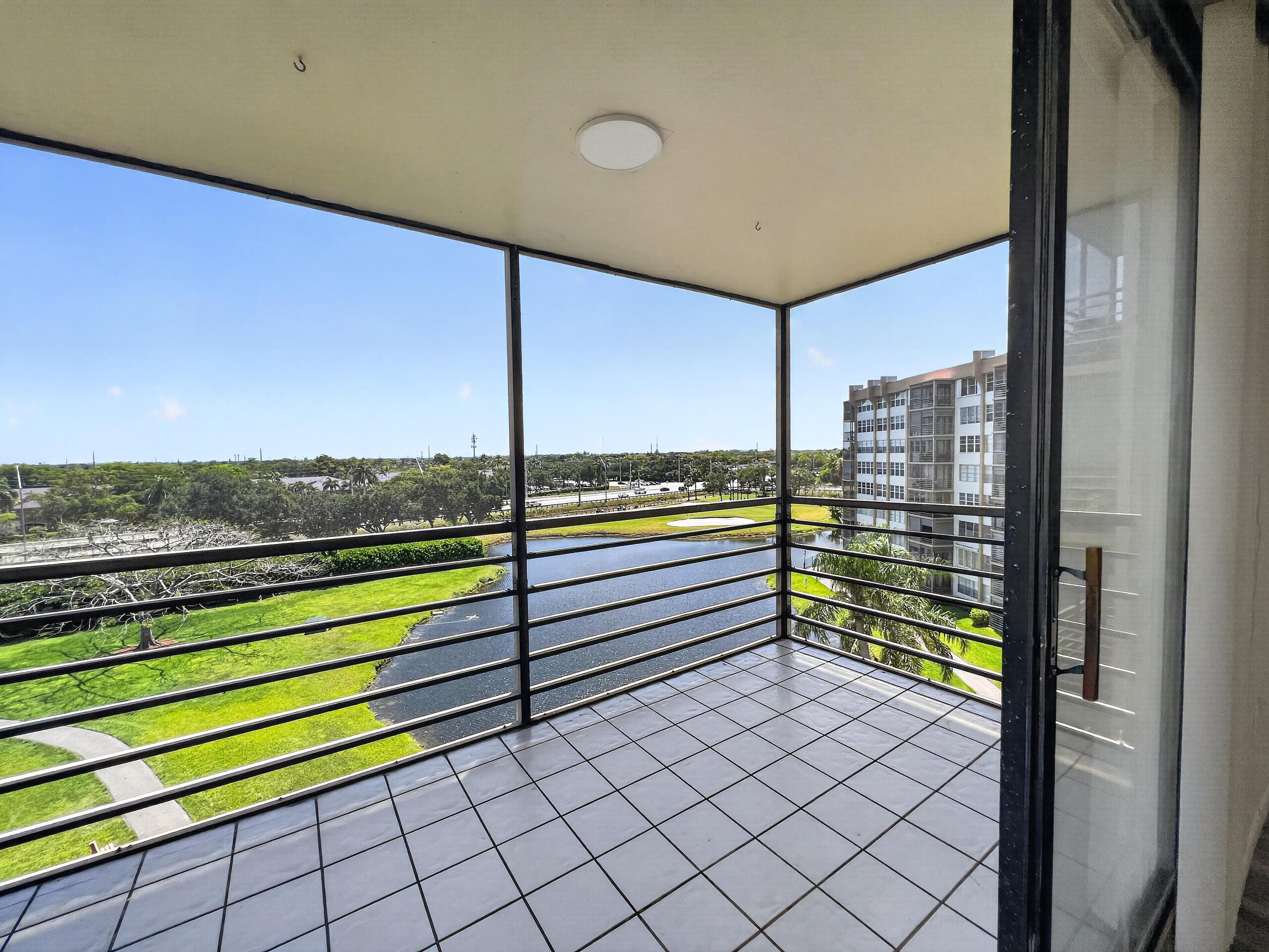 Listing photo 3 for 1200 Saint Charles Place Place Unit#619, Pembroke Pines, FL, 33026