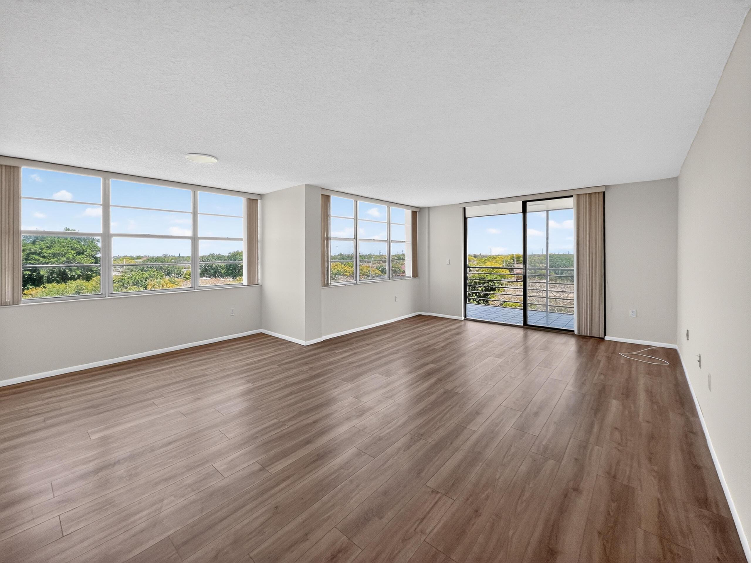 Listing photo 4 for 1200 Saint Charles Place Place Unit#619, Pembroke Pines, FL, 33026