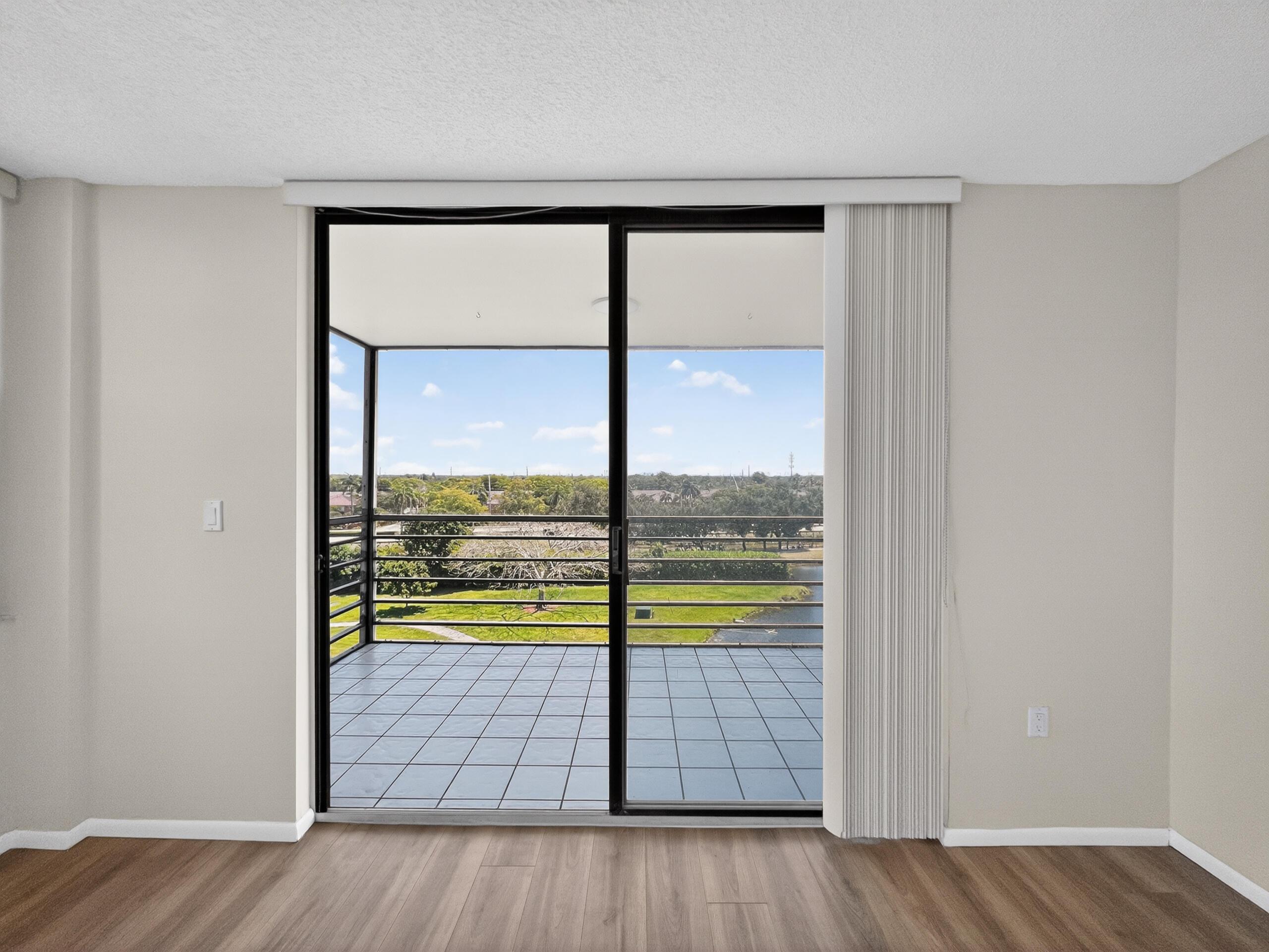 Listing photo 5 for 1200 Saint Charles Place Place Unit#619, Pembroke Pines, FL, 33026