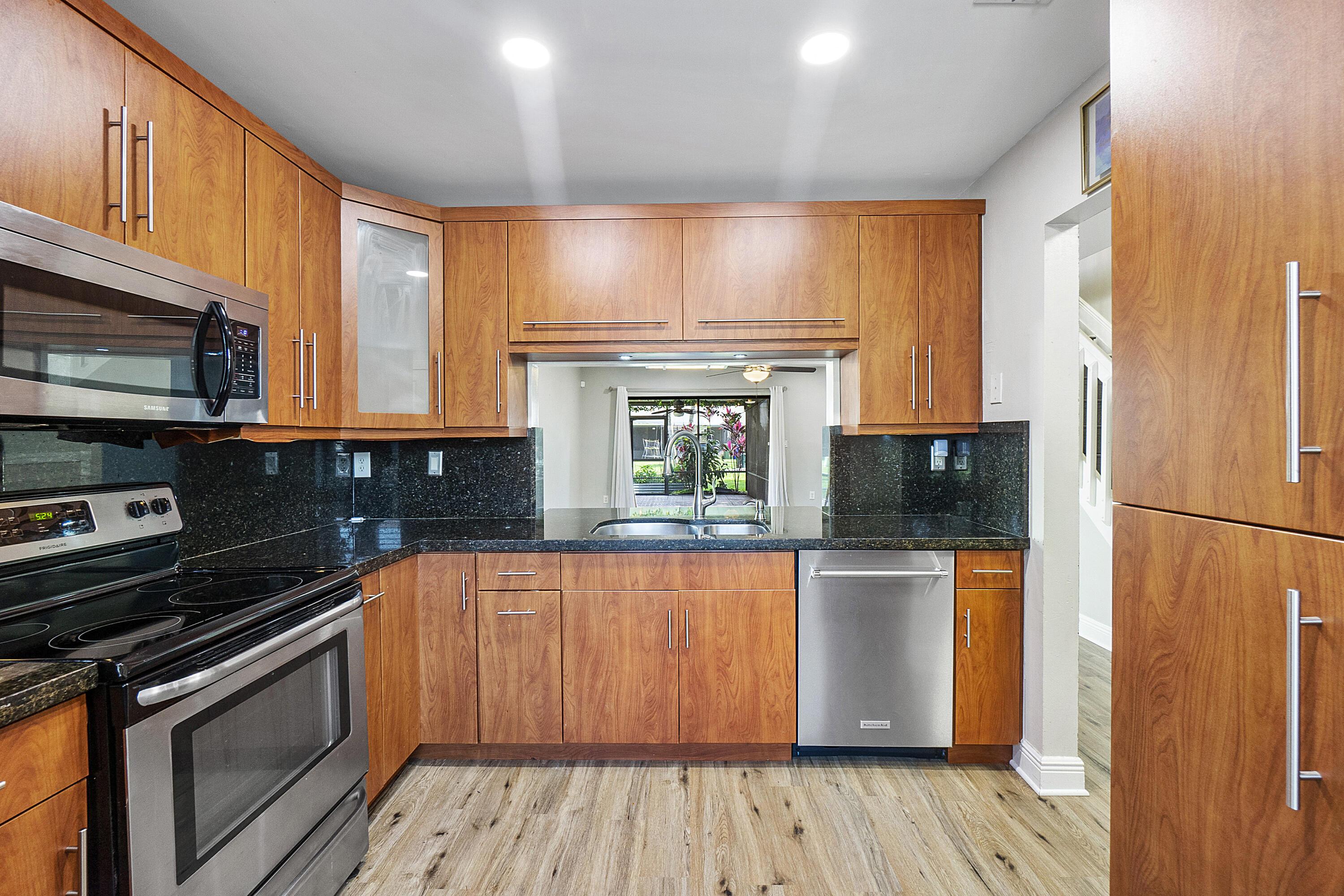 Listing photo 3 for 10723 NW 10th Street Street, Pembroke Pines, FL, 33026