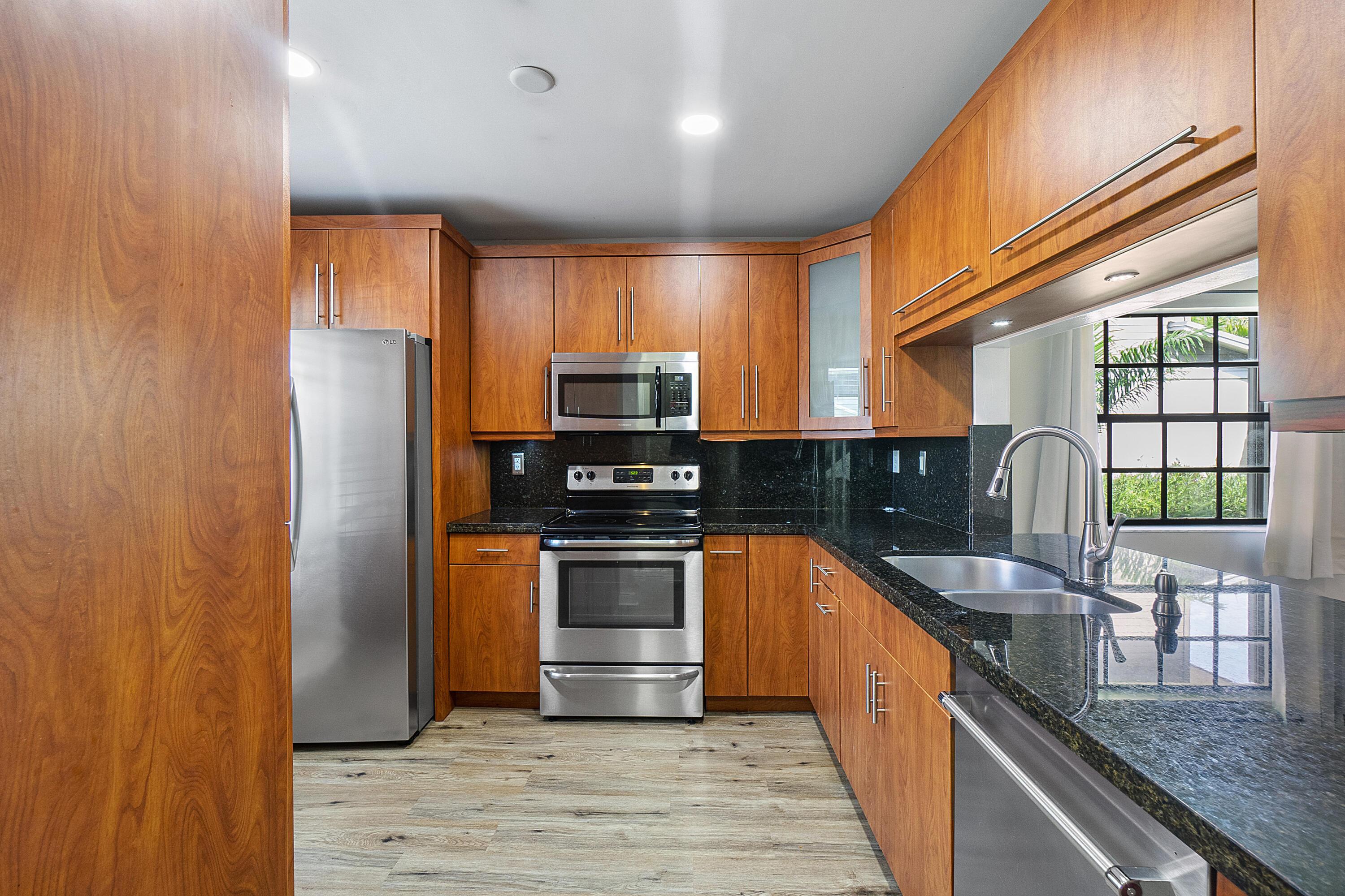 Listing photo 4 for 10723 NW 10th Street Street, Pembroke Pines, FL, 33026