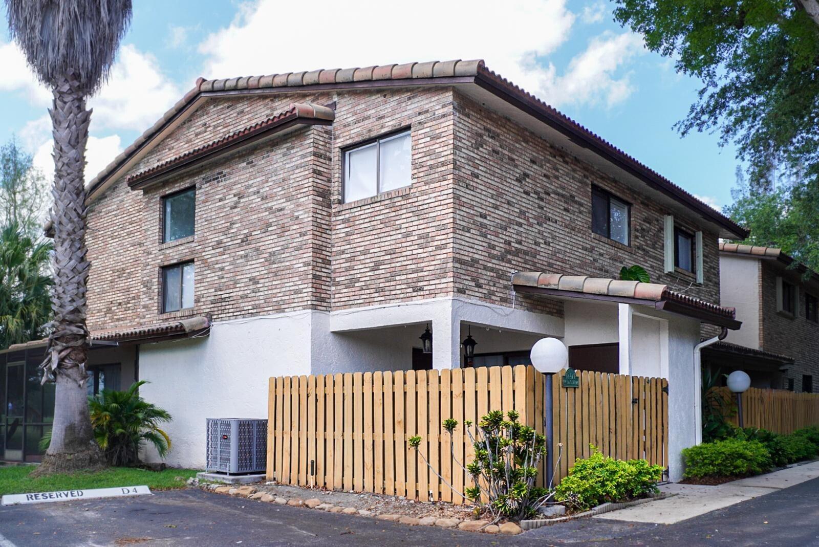Listing photo 3 for 12471 NW 3rd Street Street Unit#D1, Plantation, FL, 33325