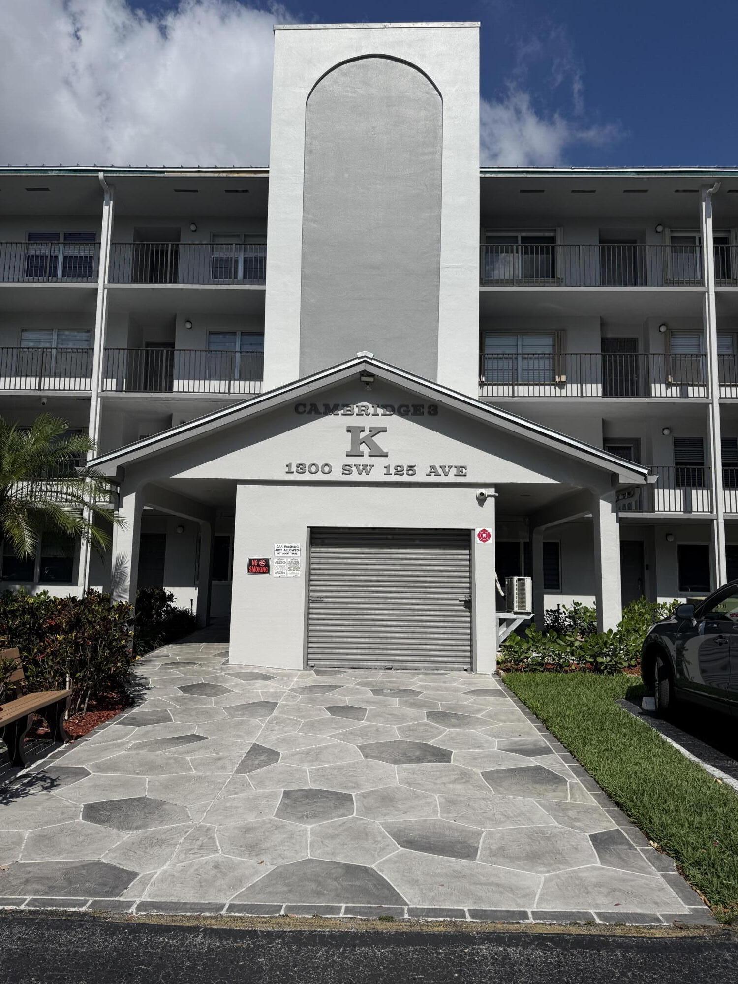 Listing photo 3 for 1300 SW 125th Avenue Unit#311k, Pembroke Pines, FL, 33027