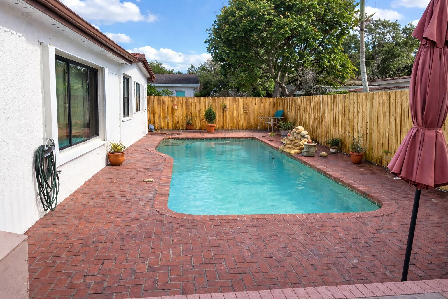 Listing photo 1 for 10478 NW 4th Street, Plantation, FL, 33324