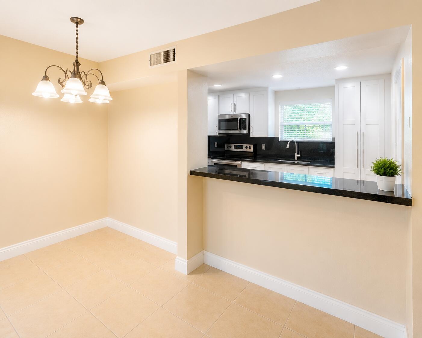 Listing photo 1 for 4205 N University Drive Unit#106, Sunrise, FL, 33351