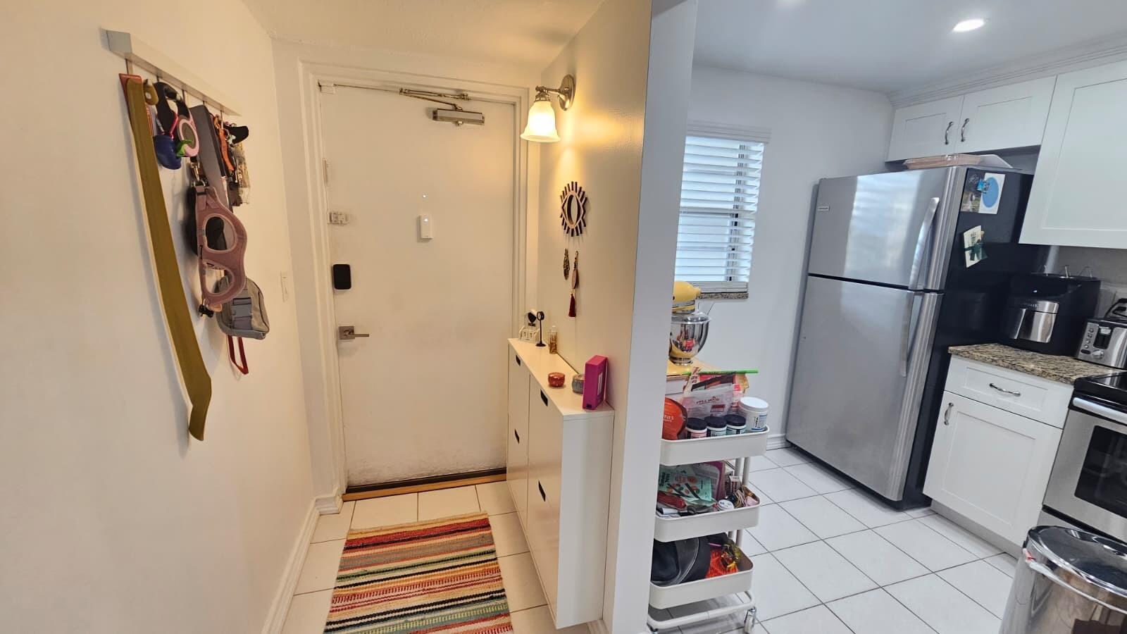 Listing photo 1 for 9235 Lagoon Place Unit#412, Davie, FL, 33324
