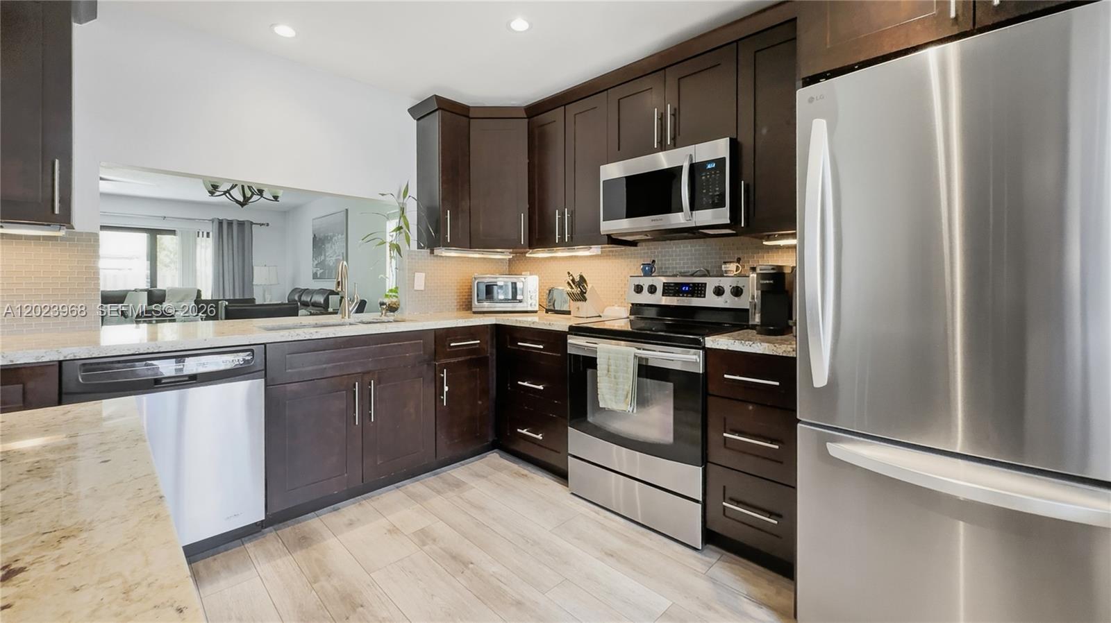 Listing photo 2 for 201 NW 106th Ter, Pembroke Pines, FL, 33026