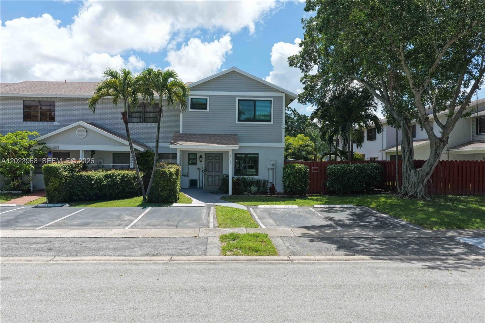 Listing photo 3 for 201 NW 106th Ter, Pembroke Pines, FL, 33026
