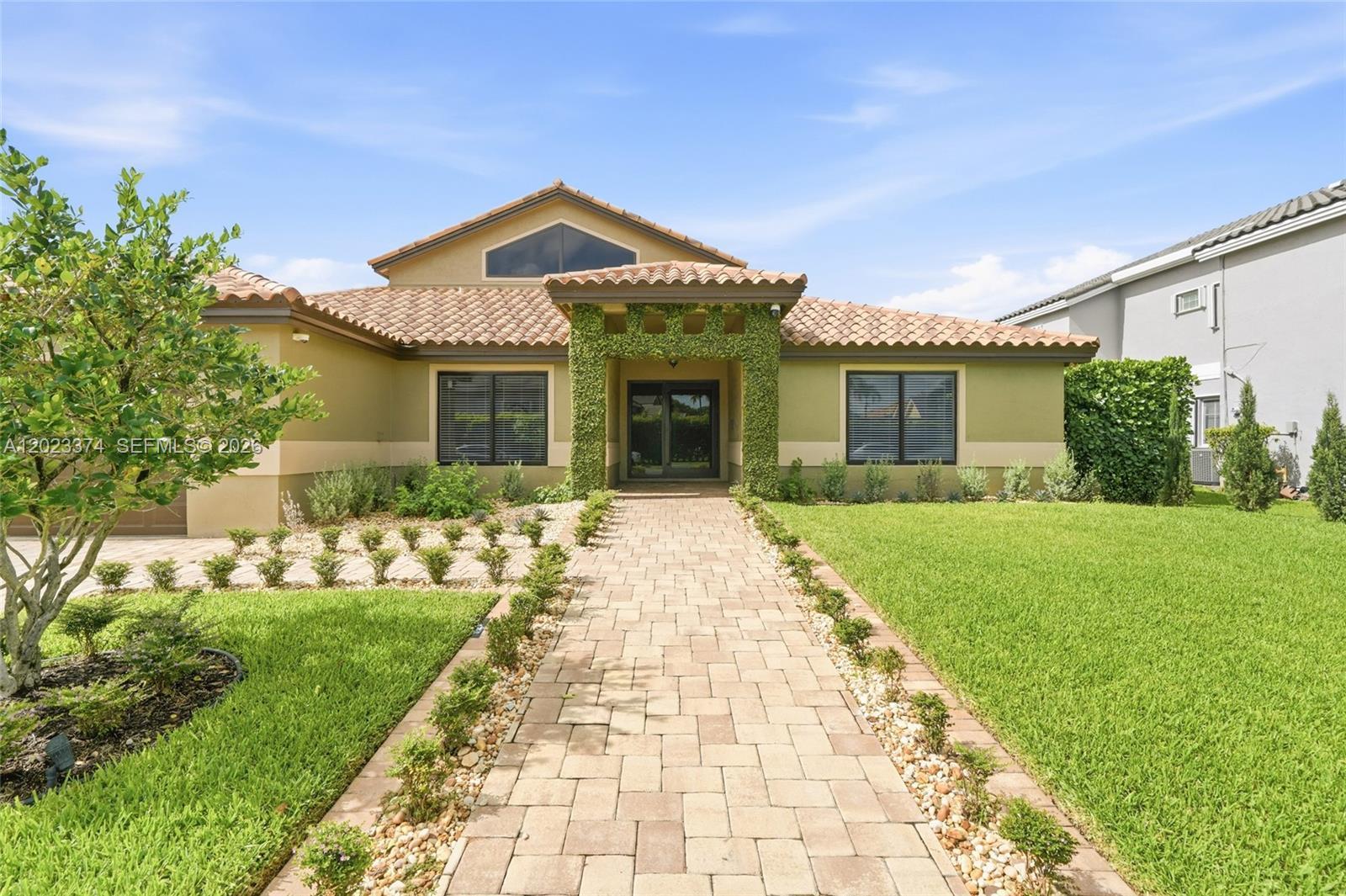 Listing photo 3 for 19920 NW 9th Dr Unit#19920, Pembroke Pines, FL, 33029